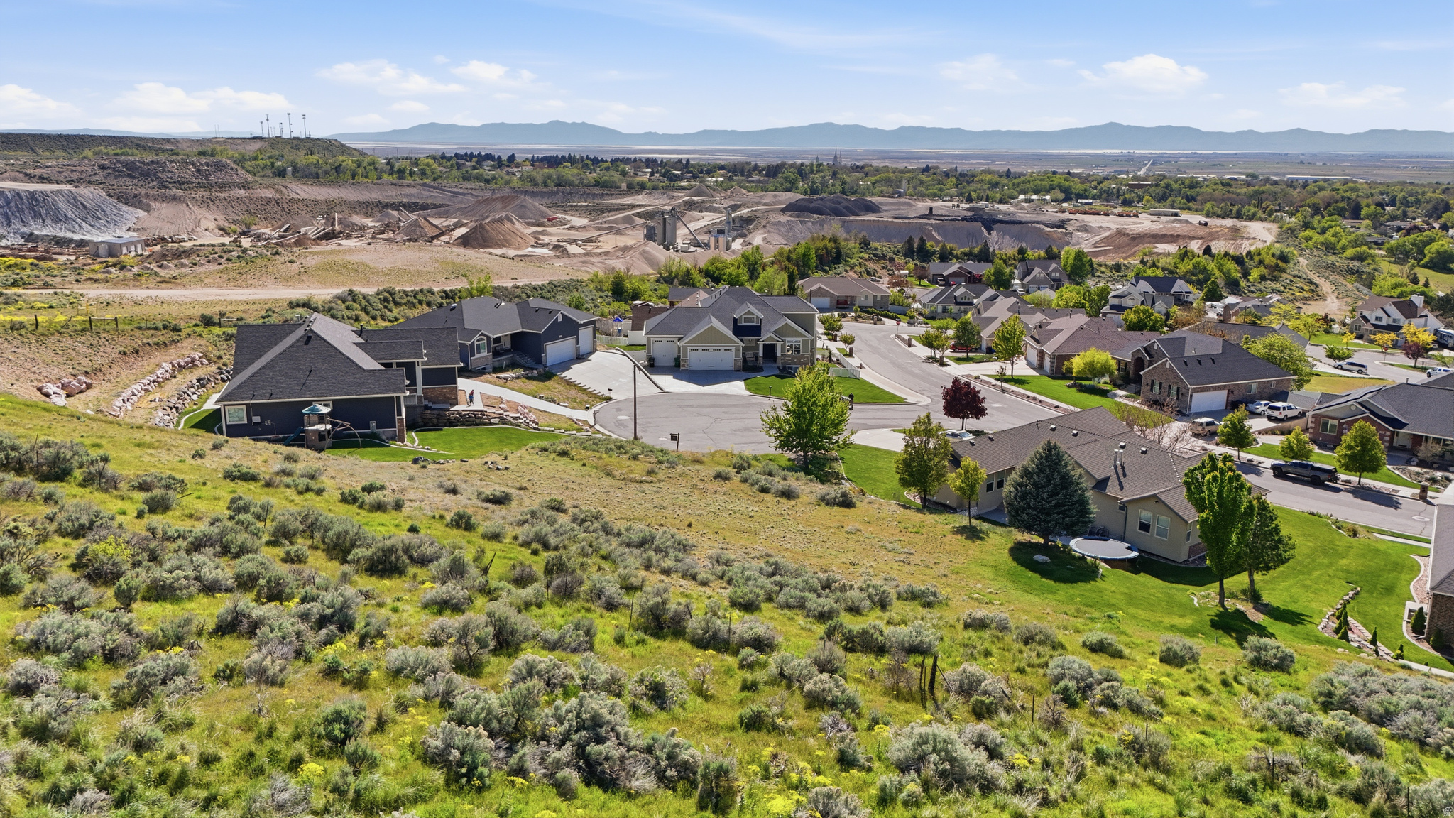 1329 E KAYLYNNE CIR