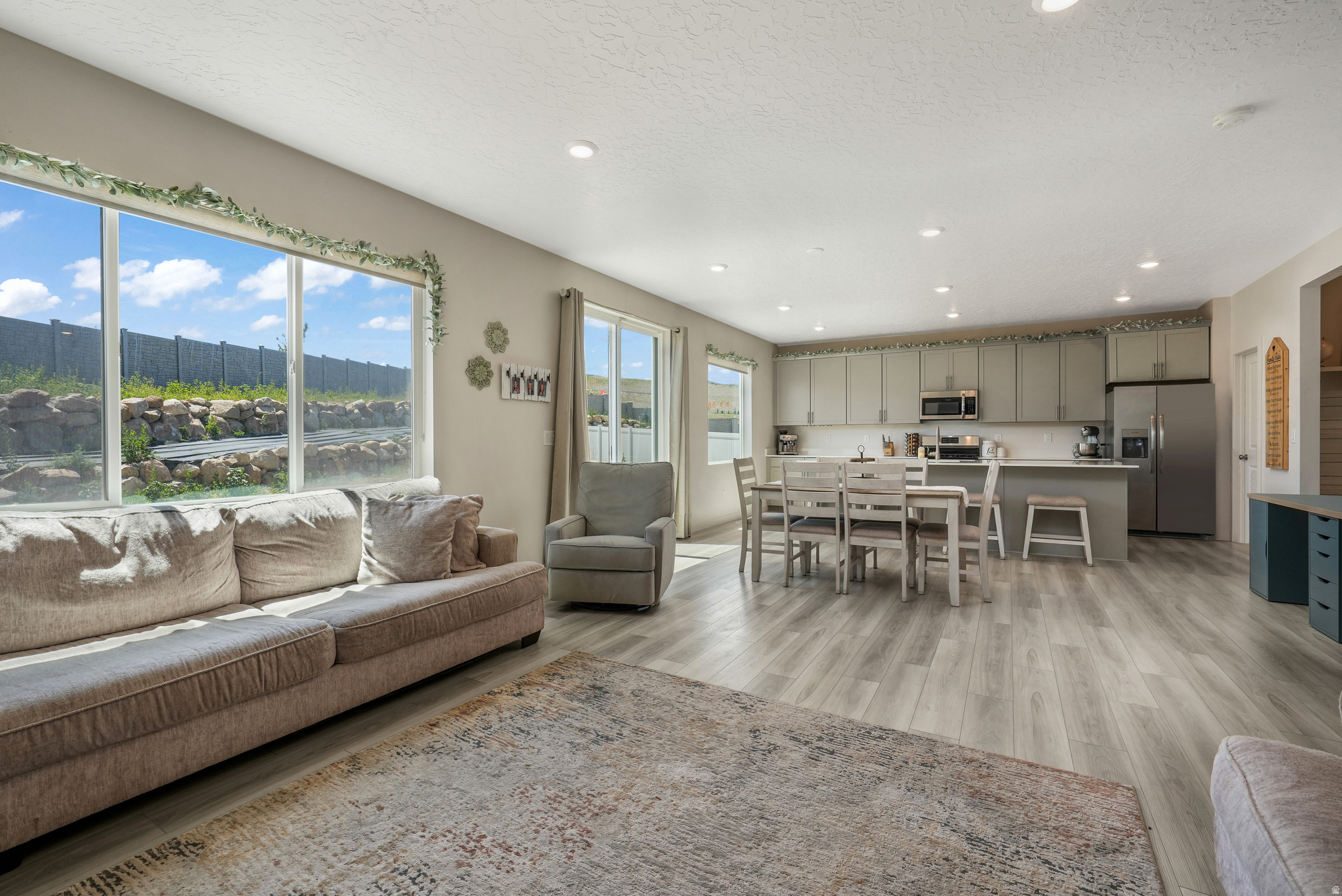 537 W FLORA DR