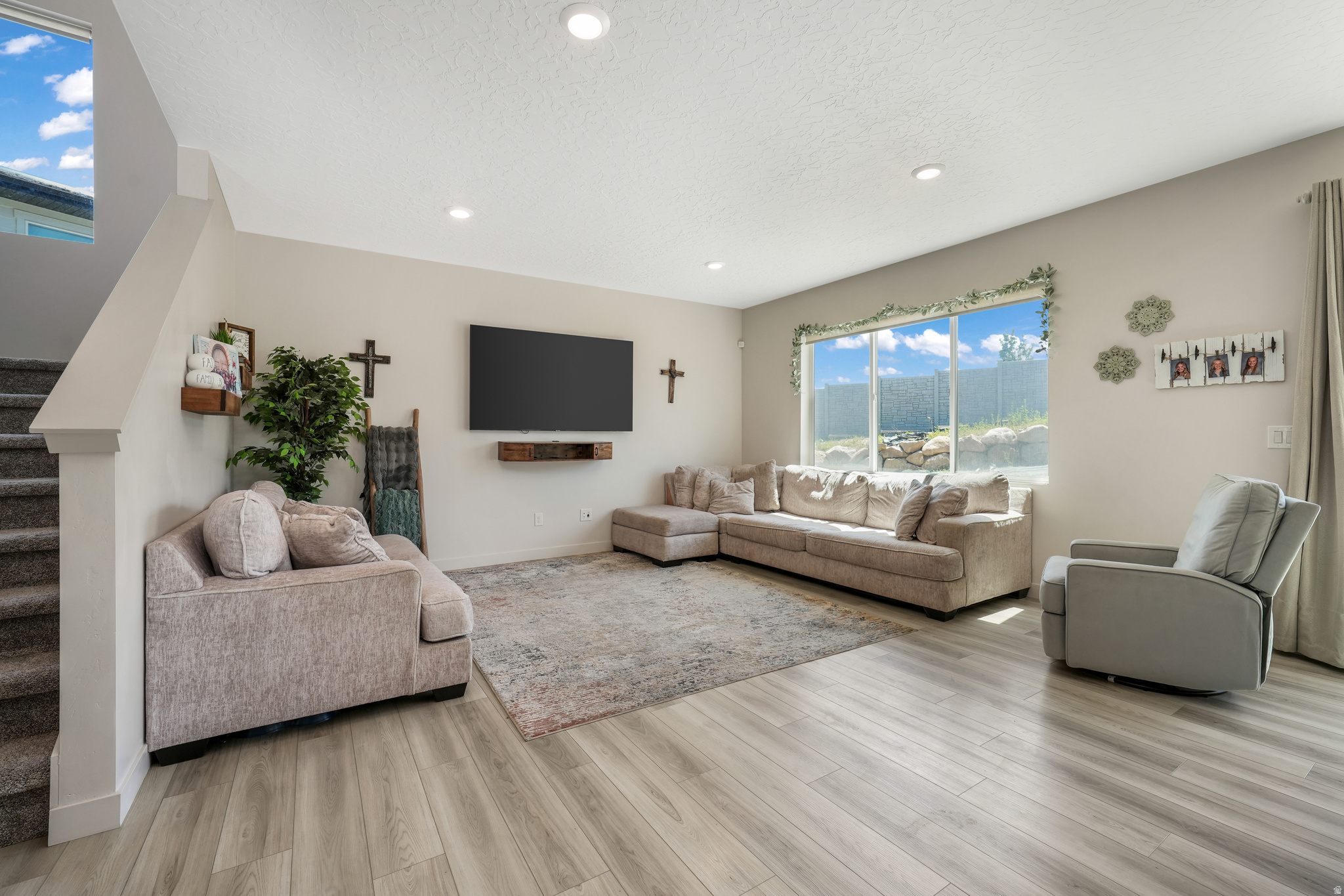 537 W FLORA DR