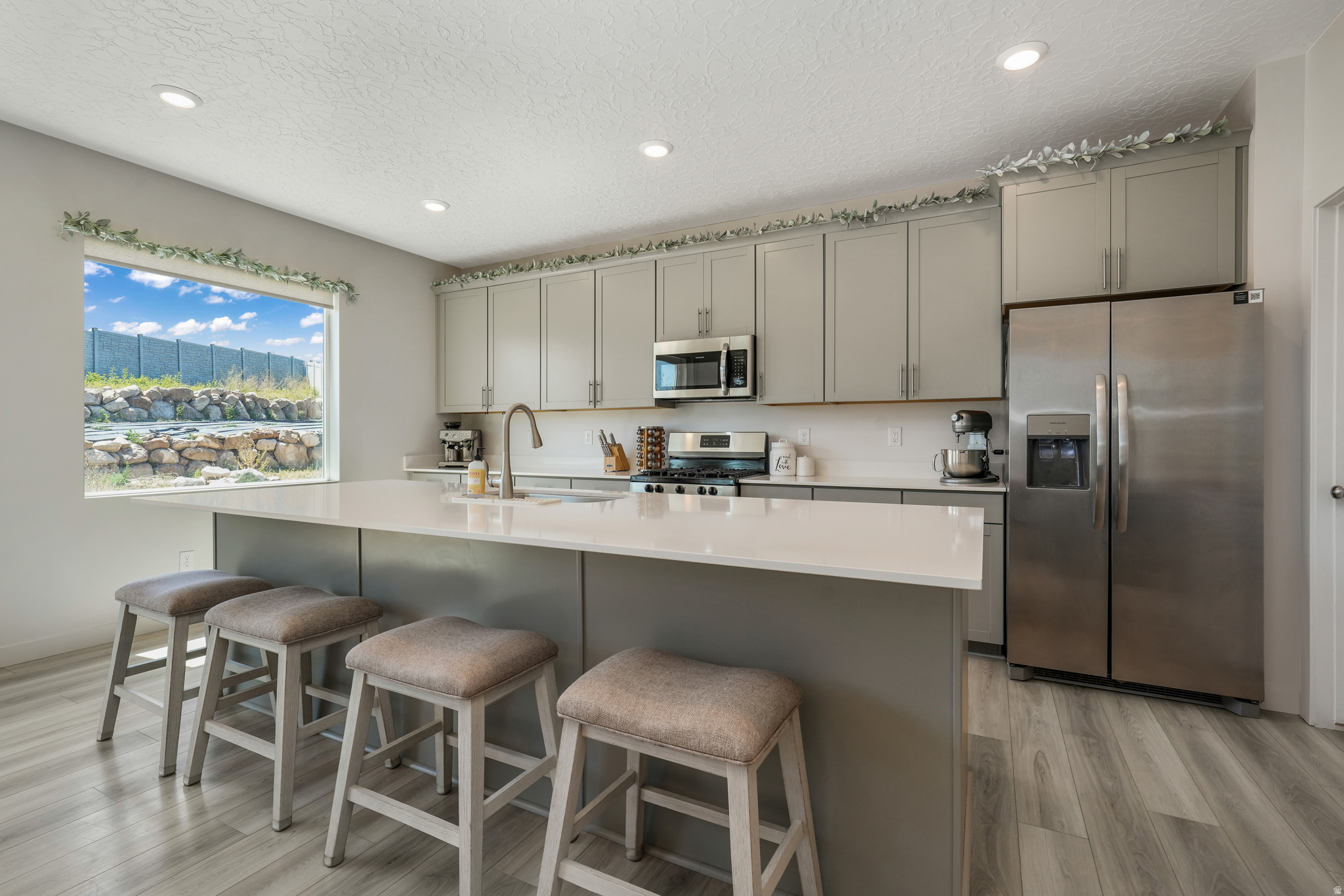 537 W FLORA DR