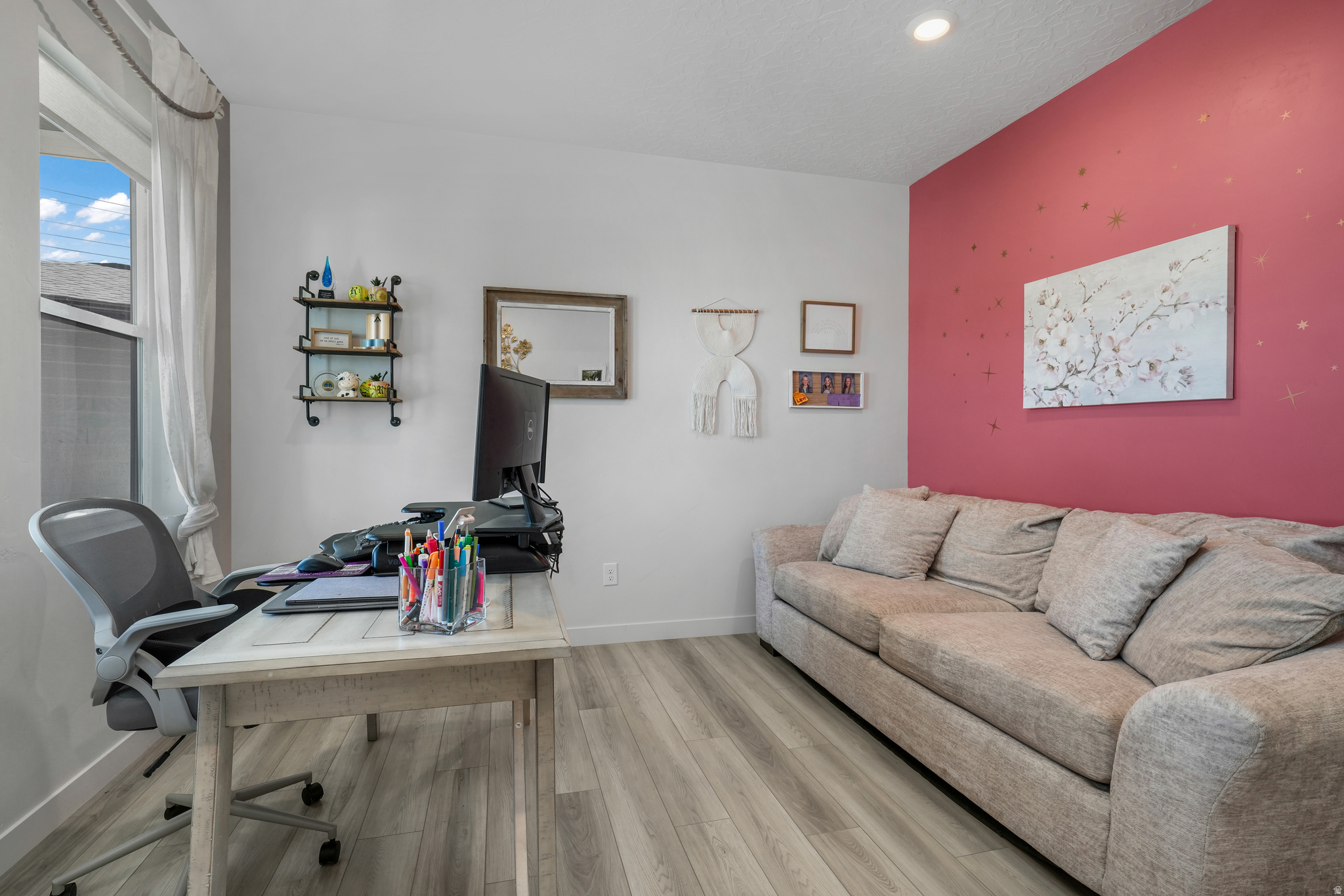 537 W FLORA DR