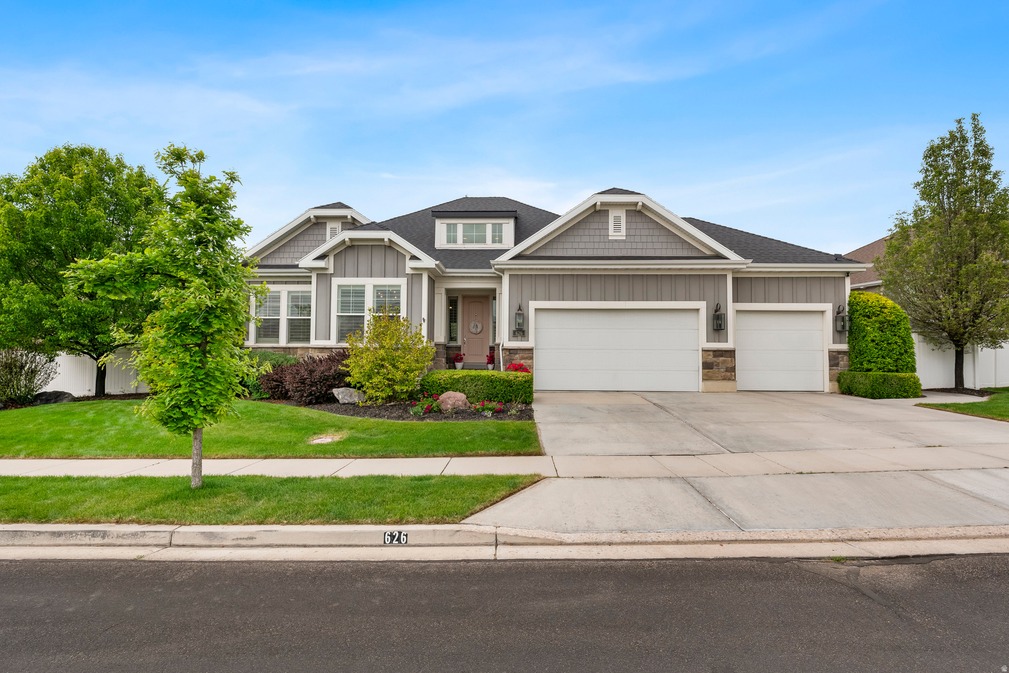 626 W PARKVIEW DR