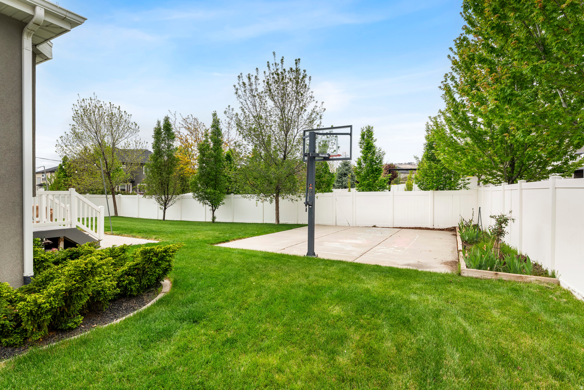 626 W PARKVIEW DR