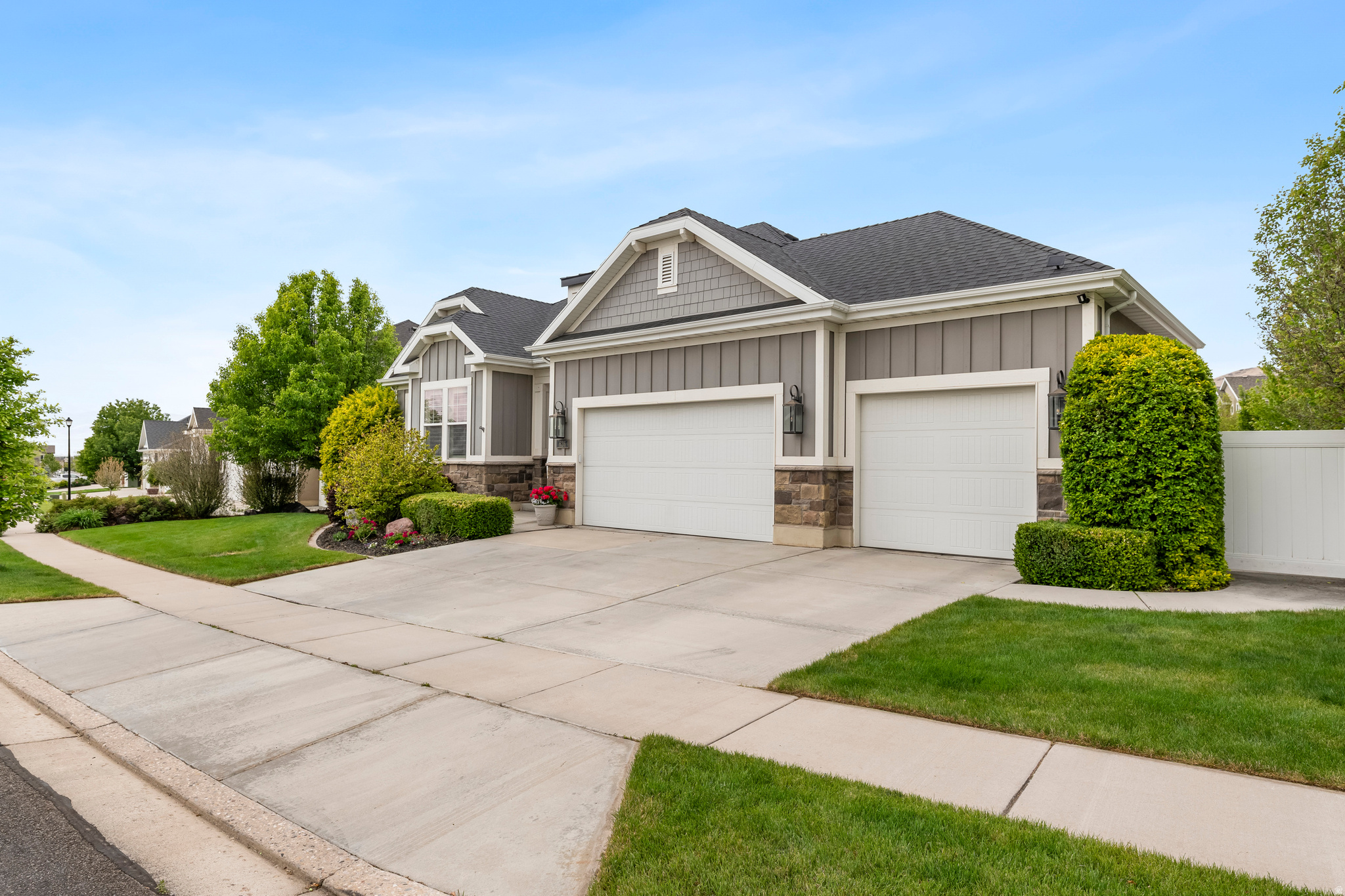 626 W PARKVIEW DR
