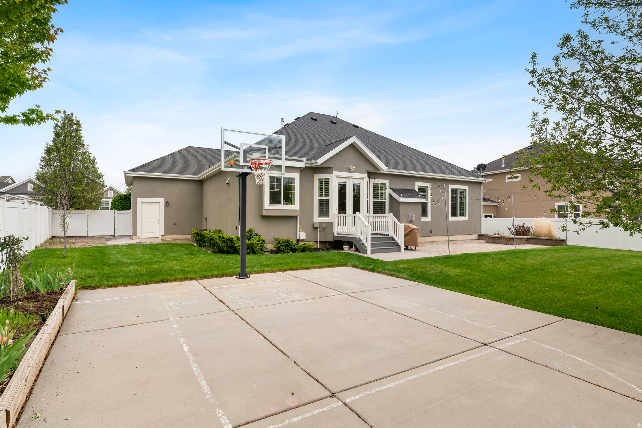 626 W PARKVIEW DR