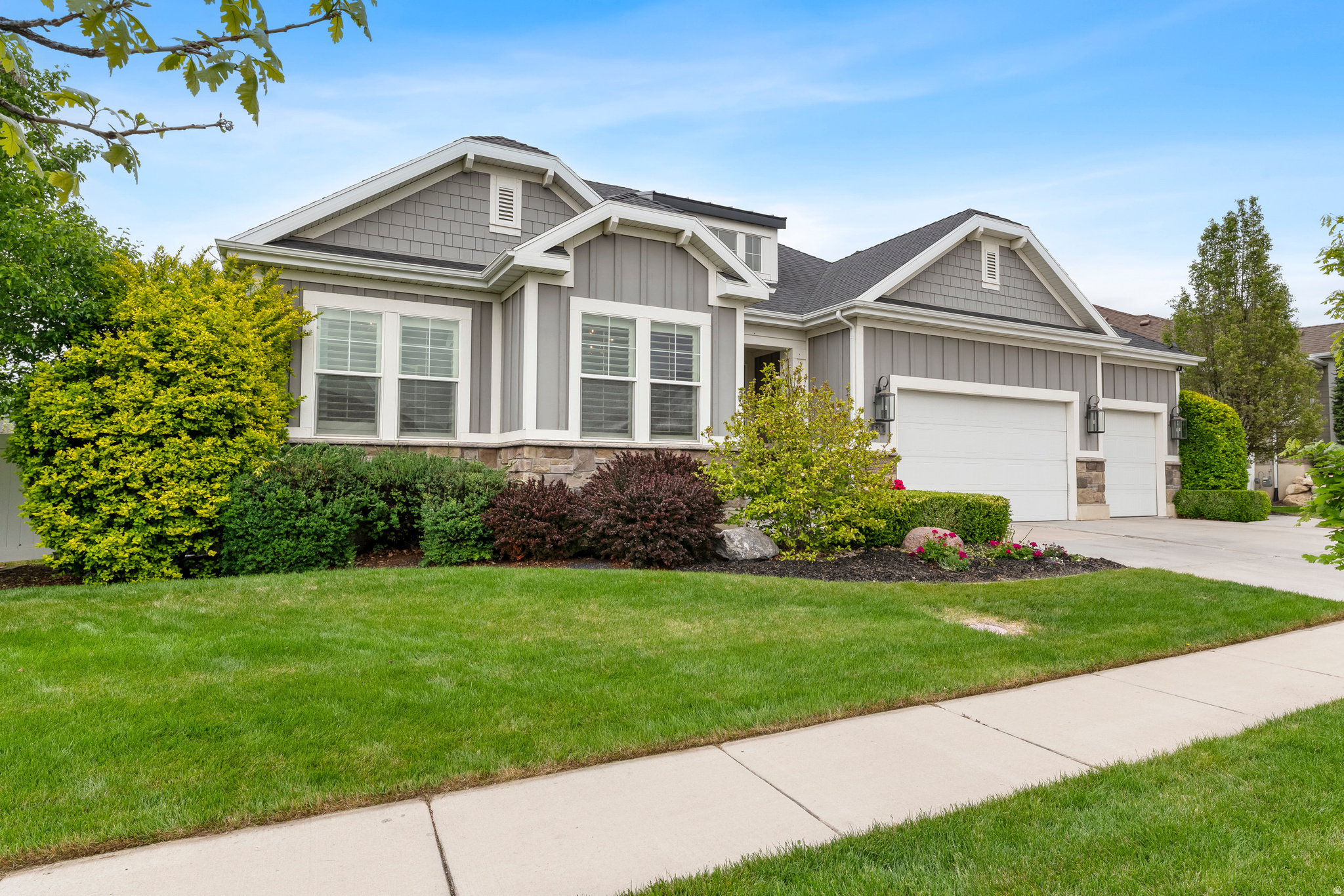 626 W PARKVIEW DR