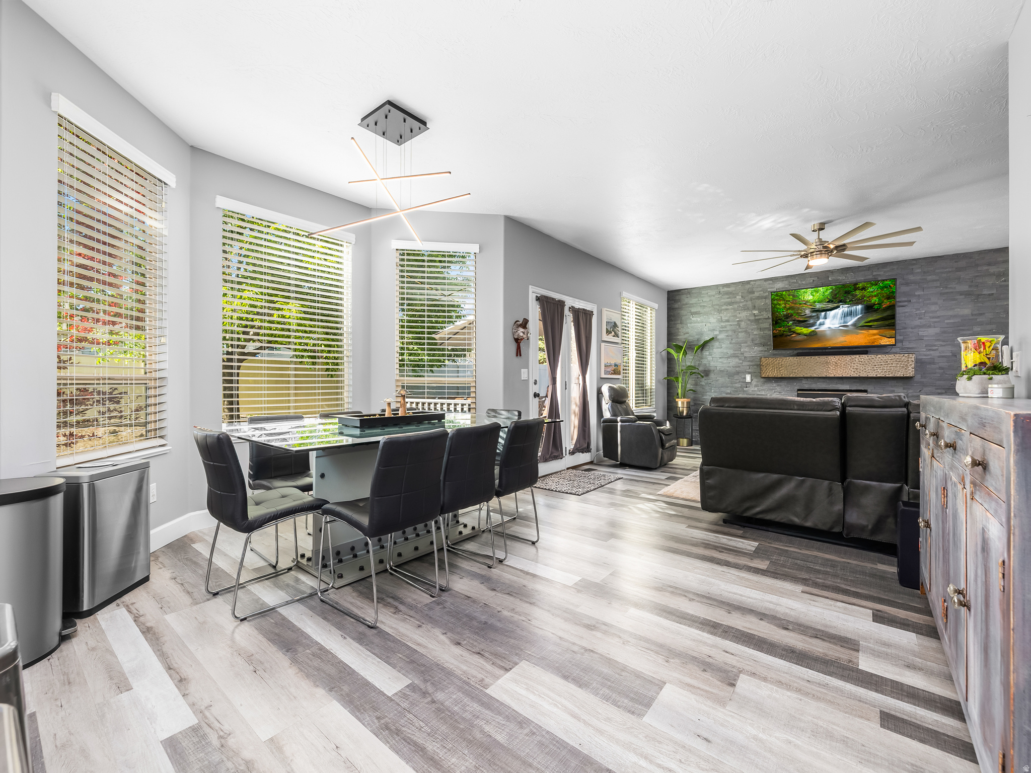 1425 N MANILA CT