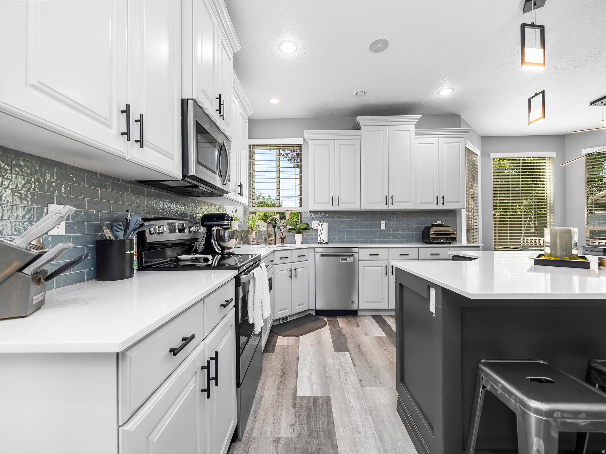 1425 N MANILA CT