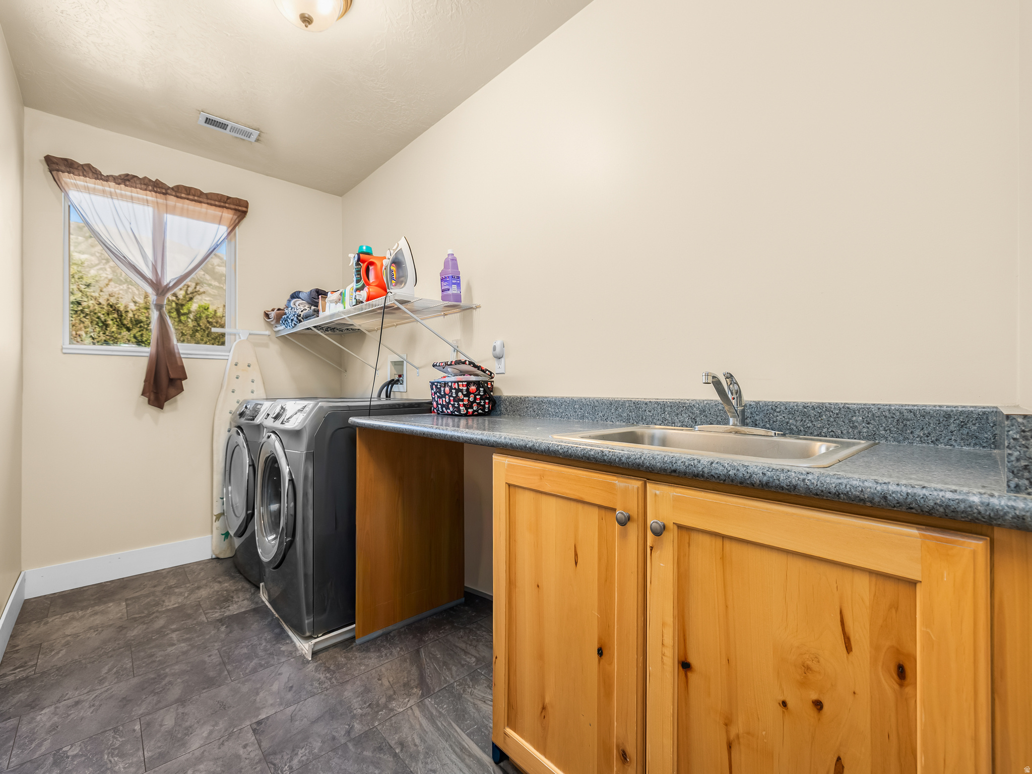 1425 N MANILA CT