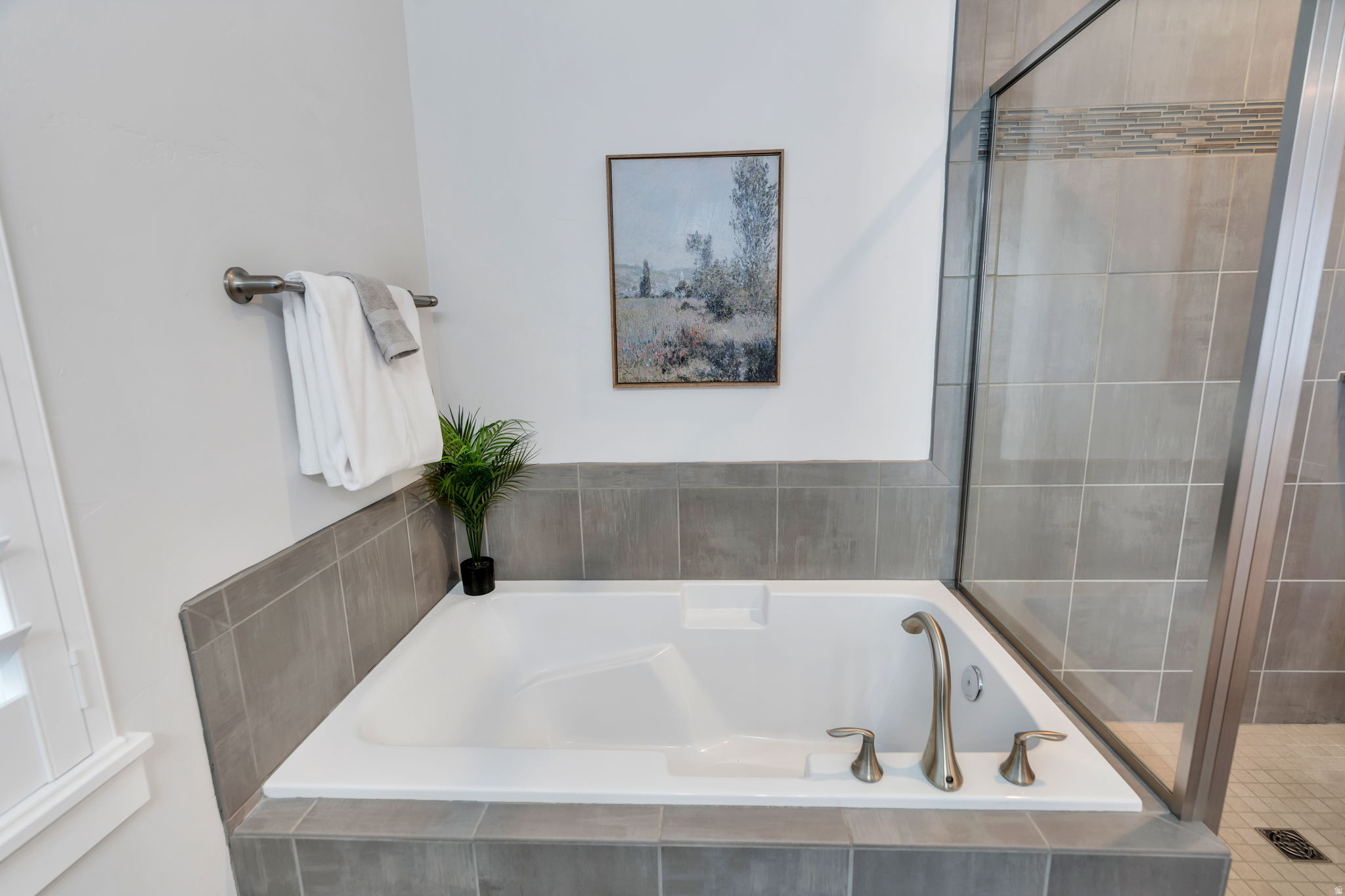 1523 E SEGO LILY CT