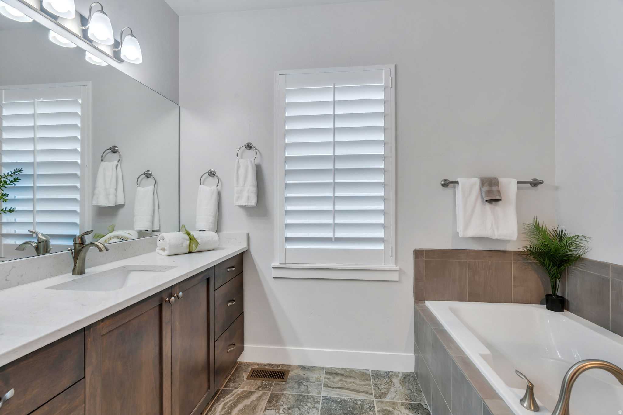 1523 E SEGO LILY CT