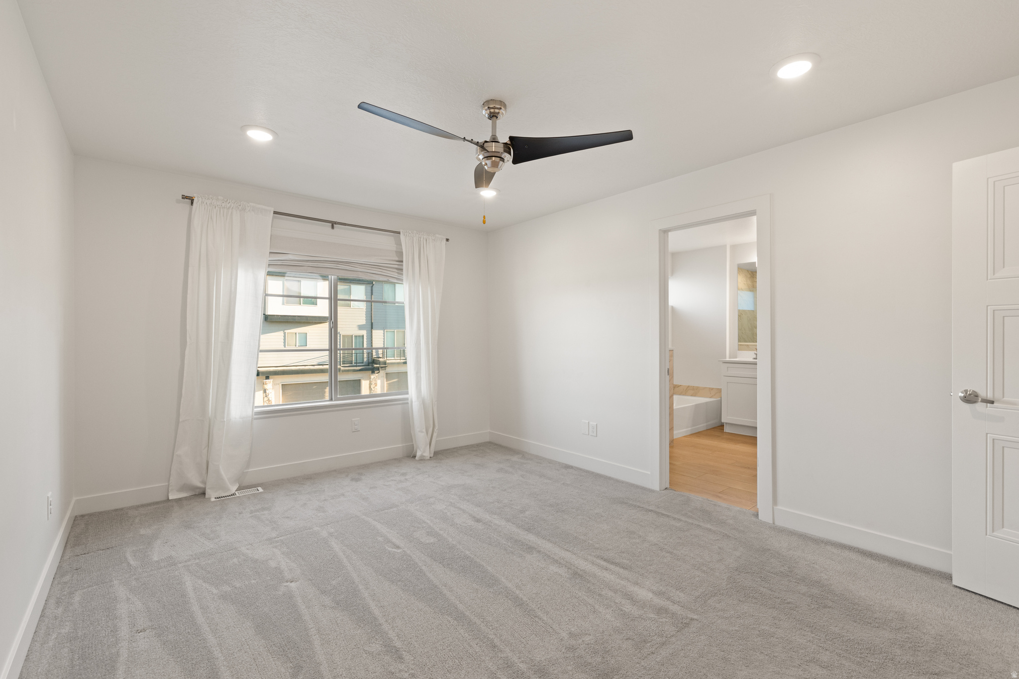 128 W AUTUMN LN