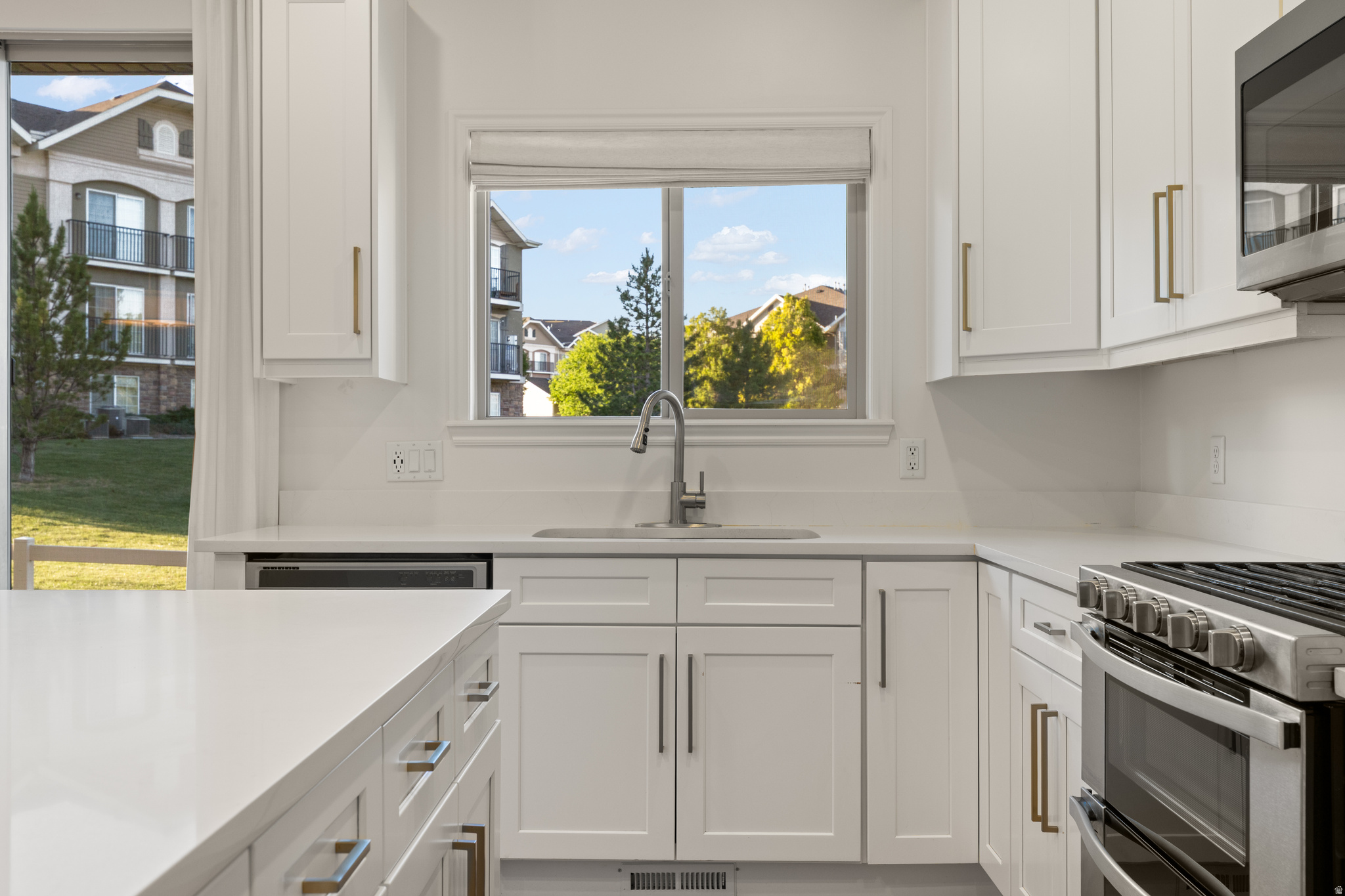 128 W AUTUMN LN