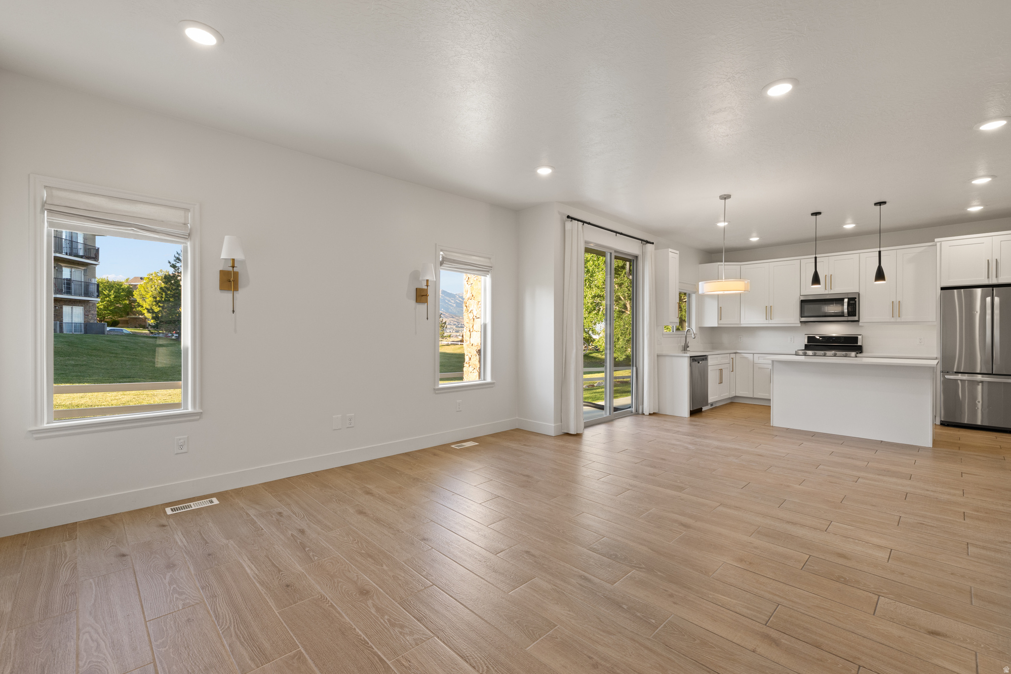 128 W AUTUMN LN