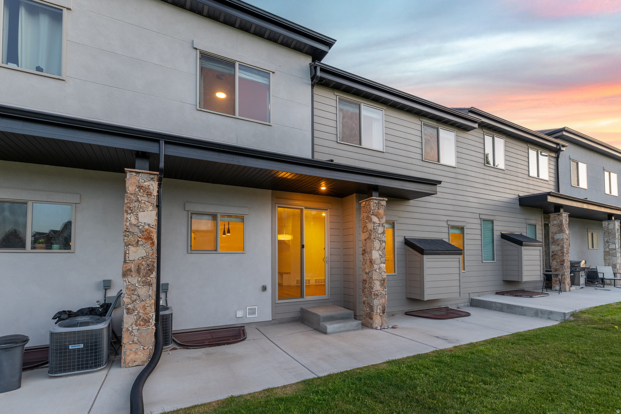 128 W AUTUMN LN