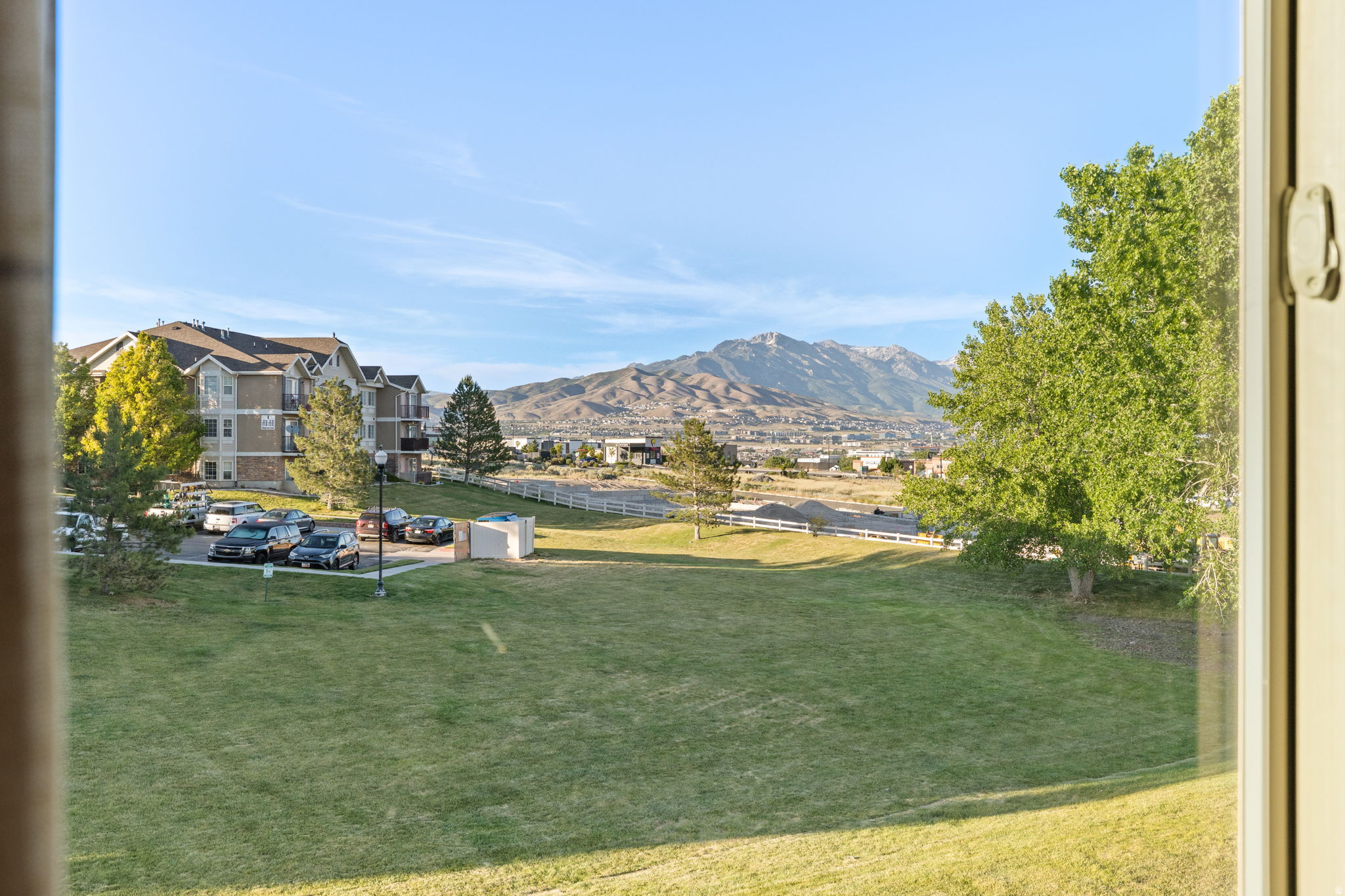 128 W AUTUMN LN