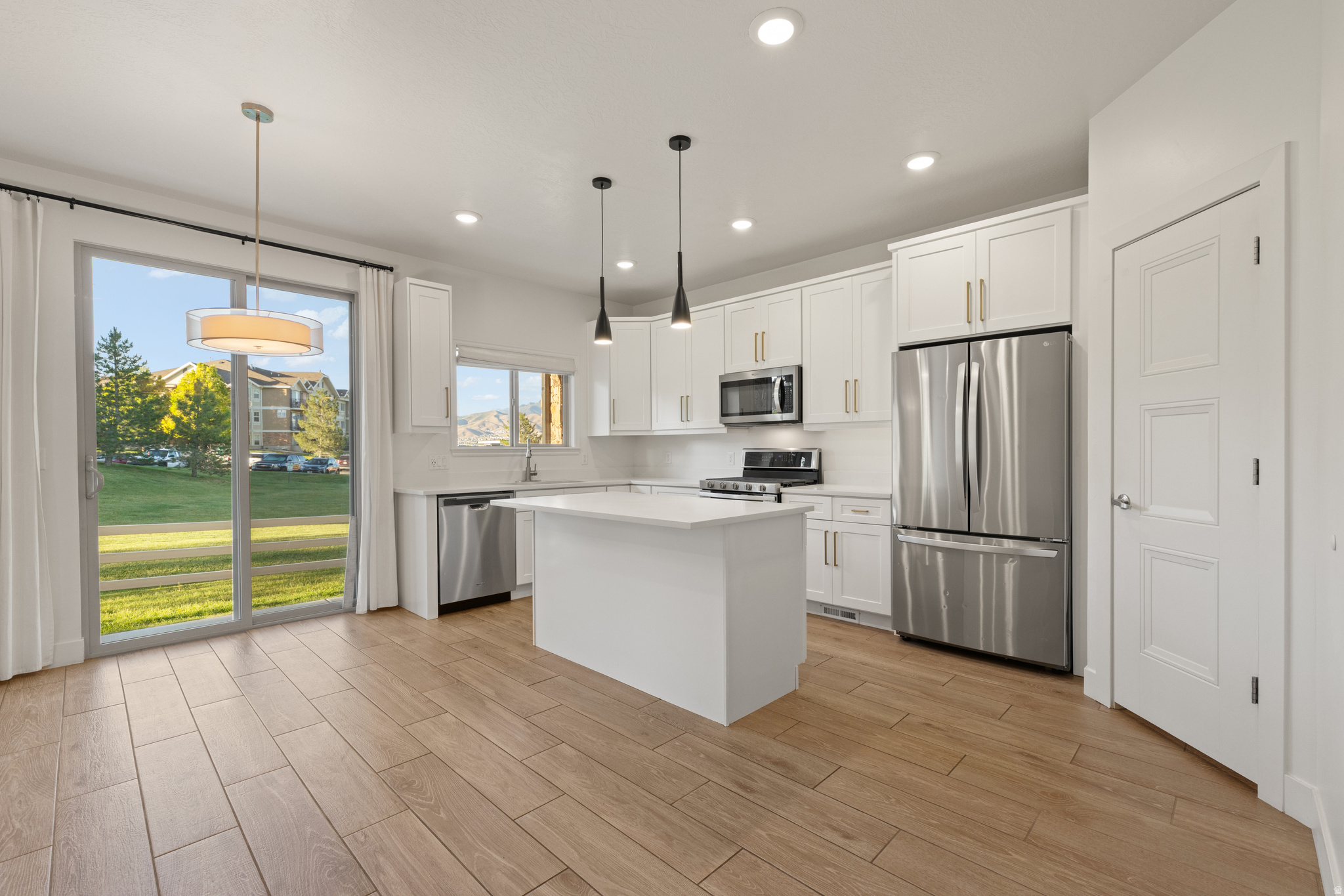 128 W AUTUMN LN