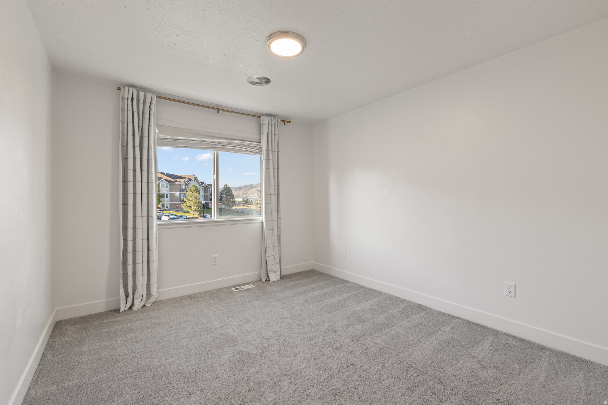 128 W AUTUMN LN