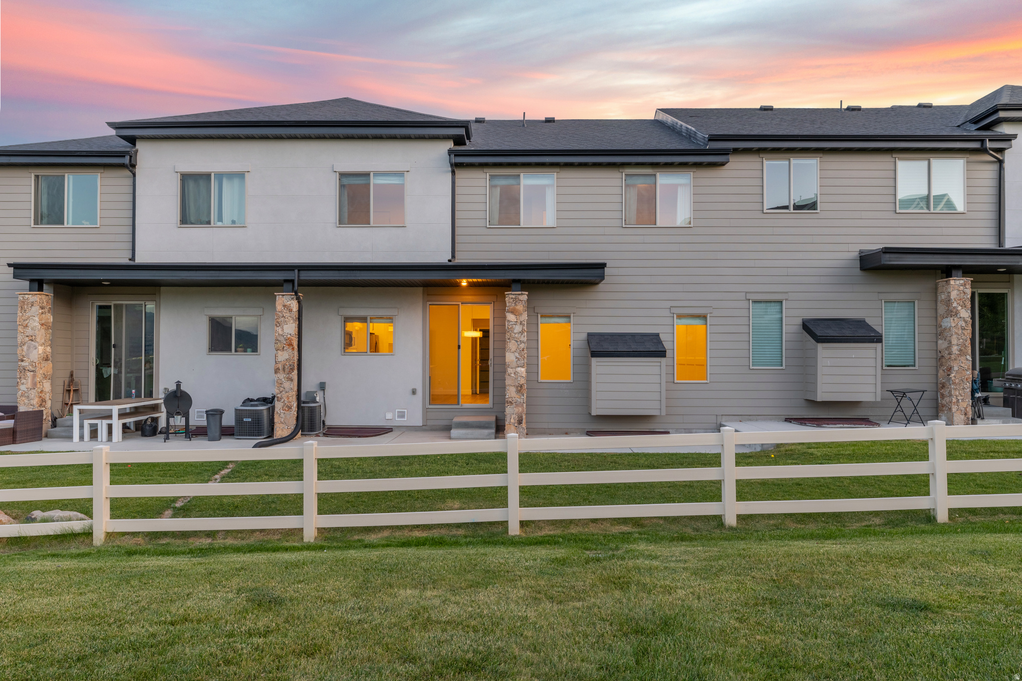 128 W AUTUMN LN