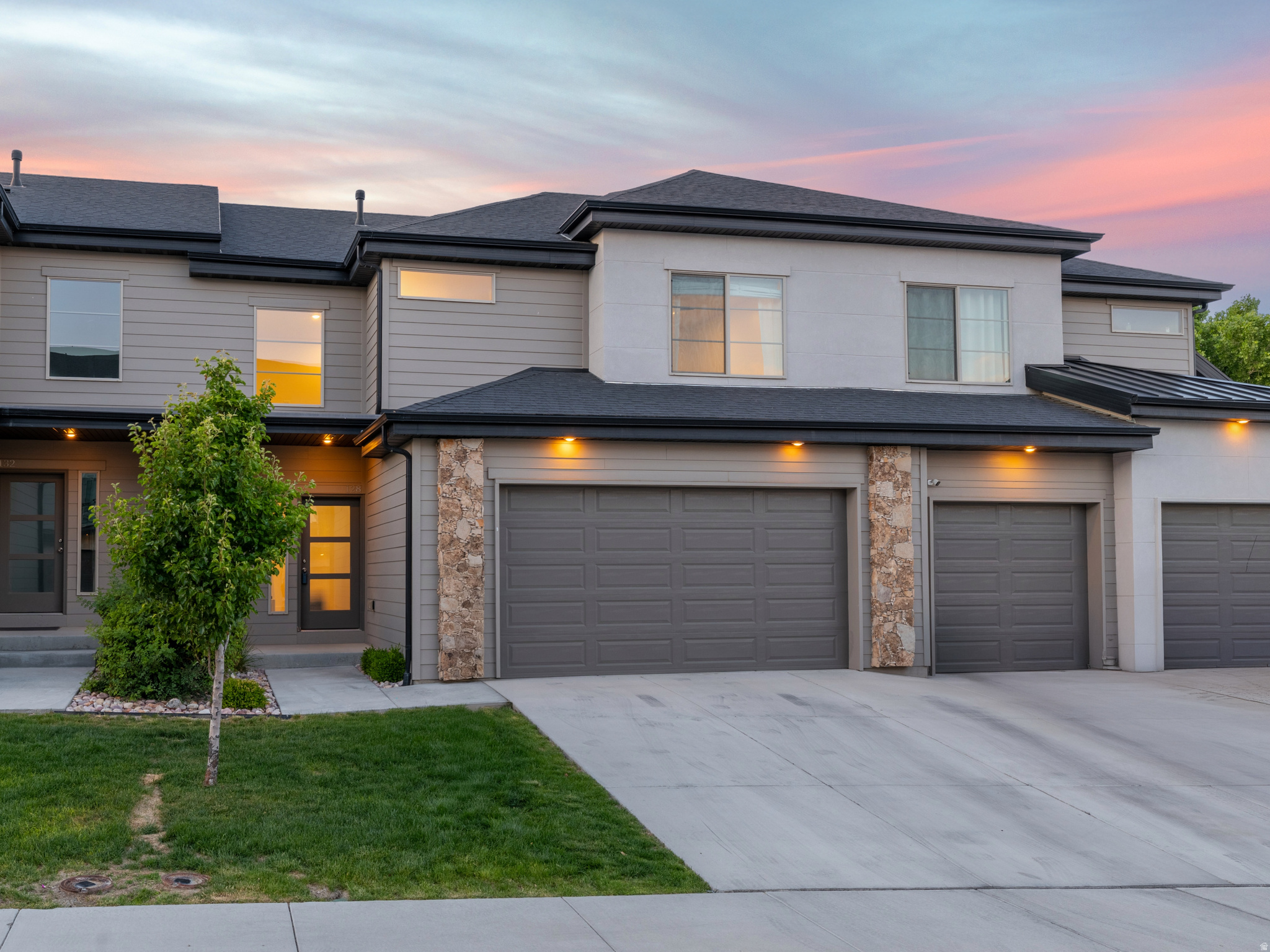 128 W AUTUMN LN