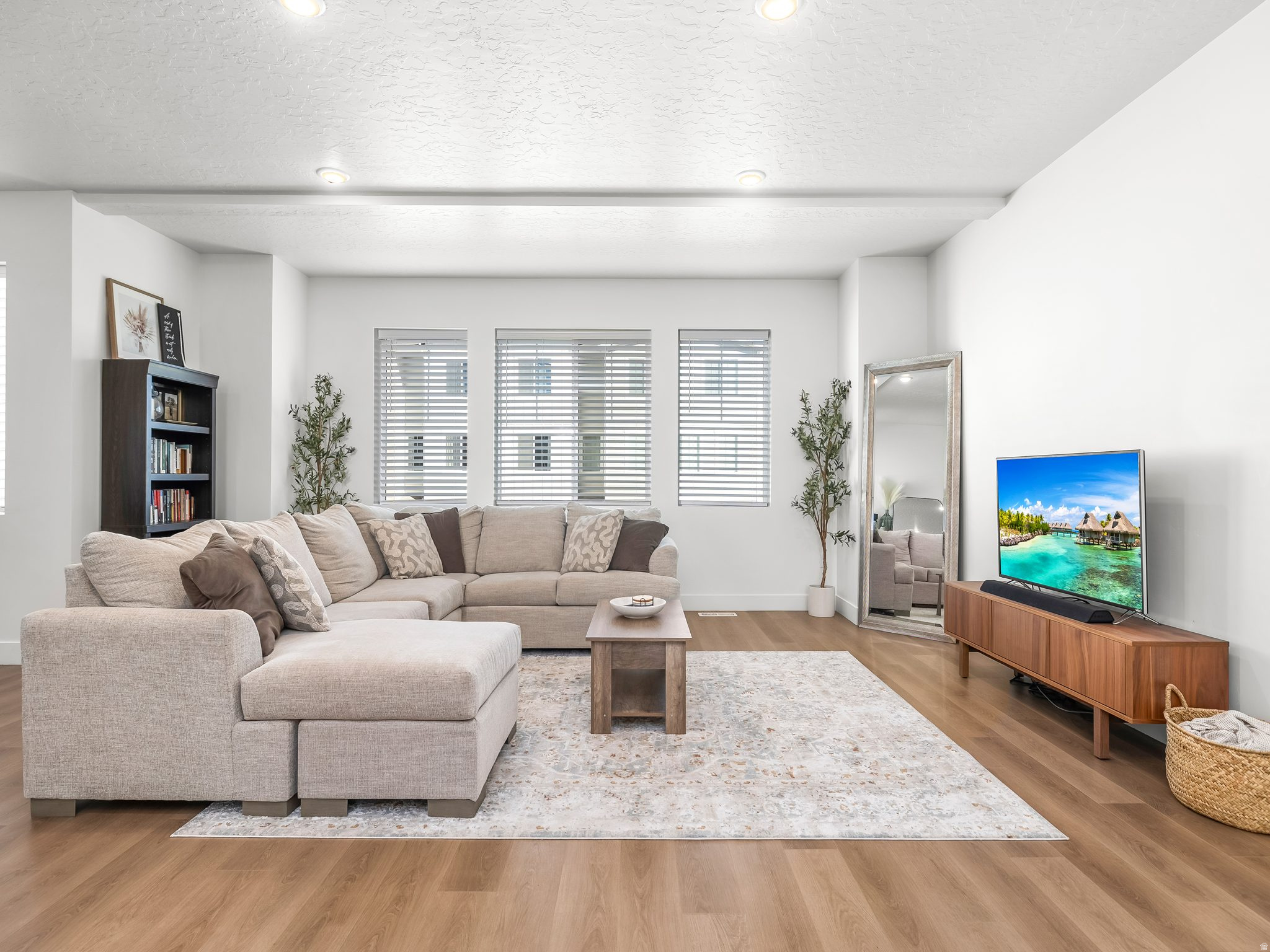 714 E GARDEN GROVE DR
