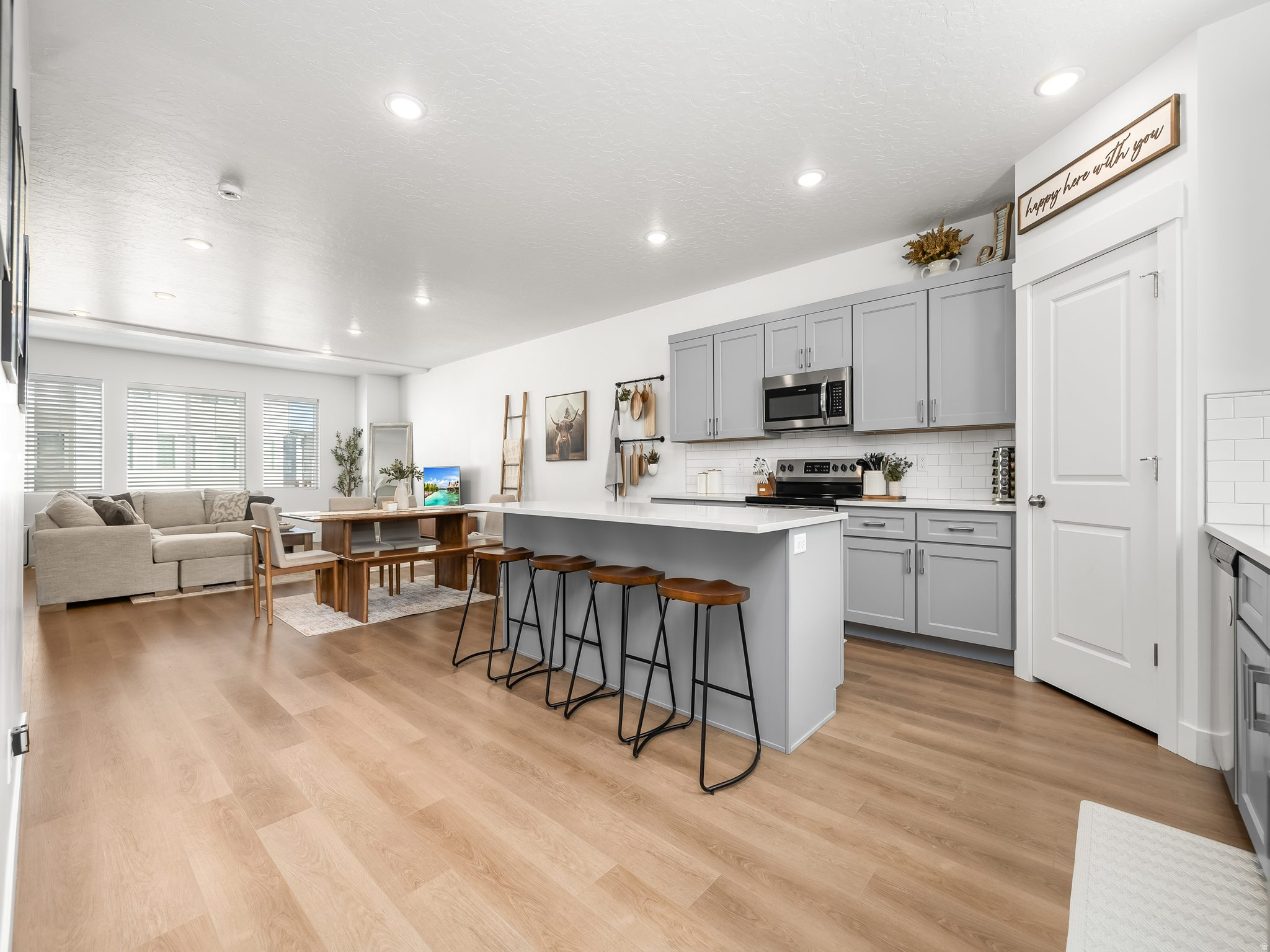 714 E GARDEN GROVE DR
