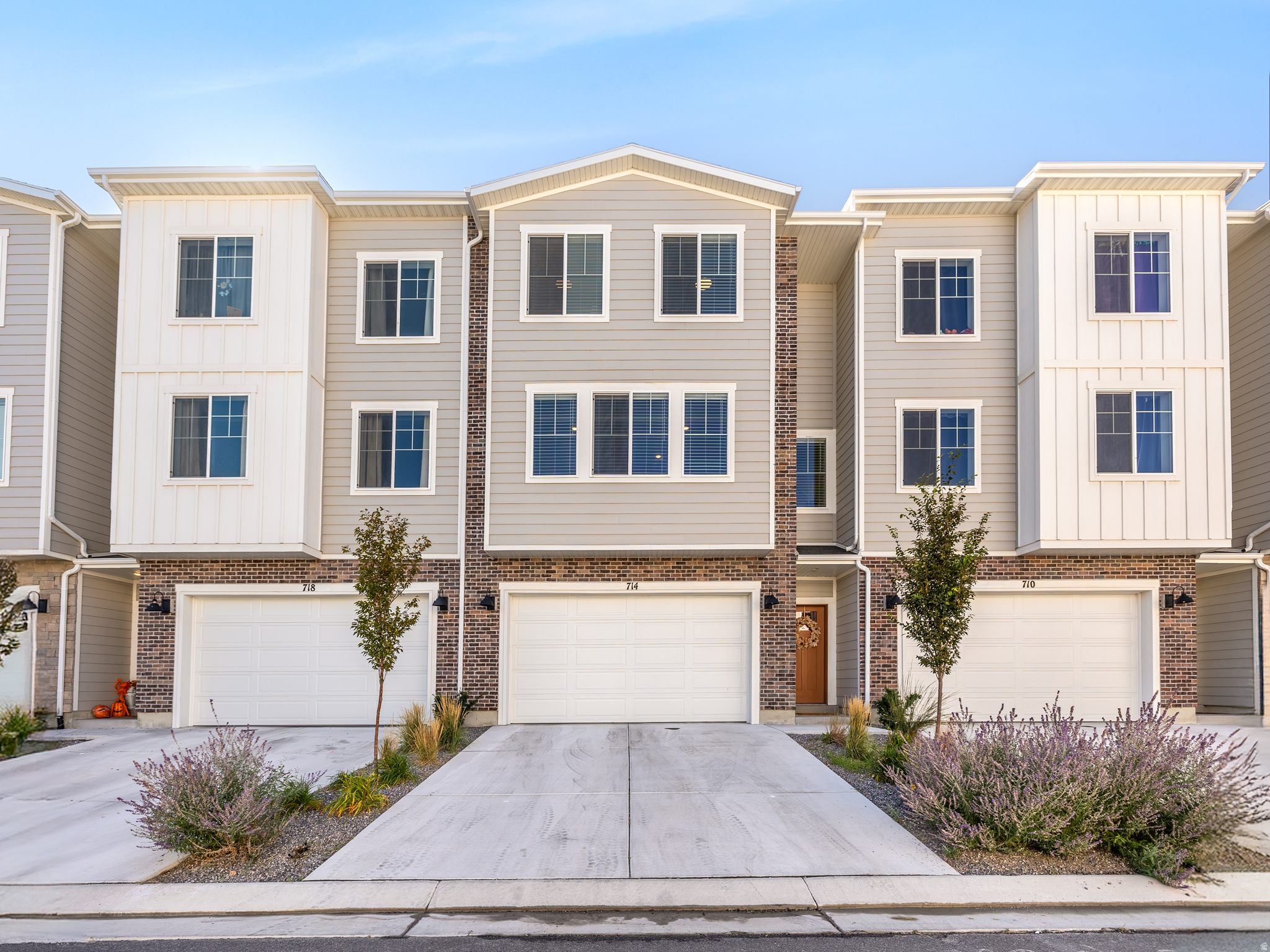 714 E GARDEN GROVE DR