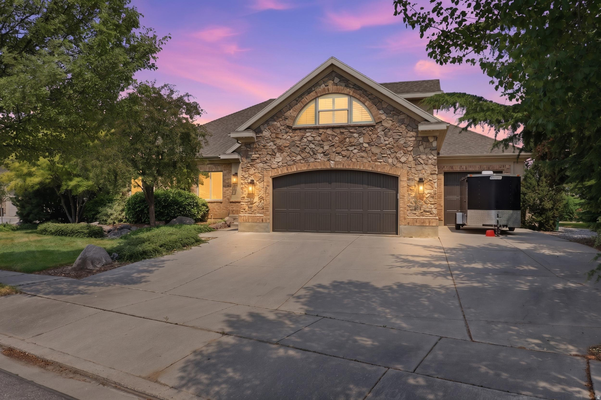 6748 W CANTERBURY DR