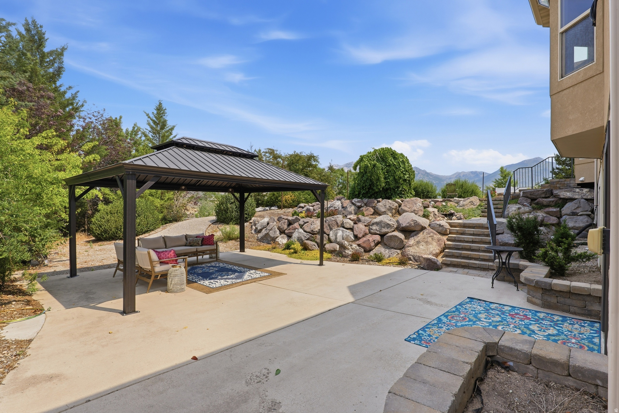 6748 W CANTERBURY DR