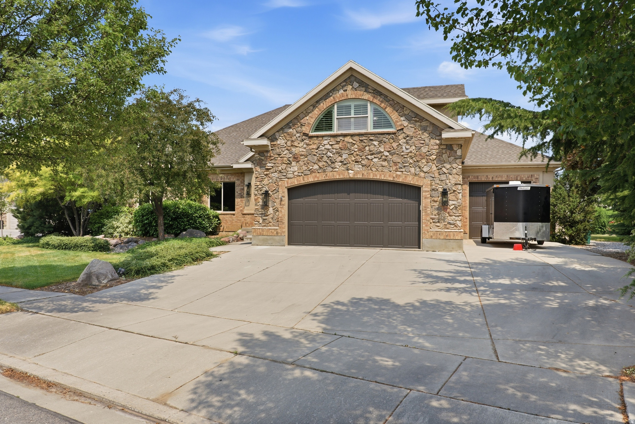 6748 W CANTERBURY DR