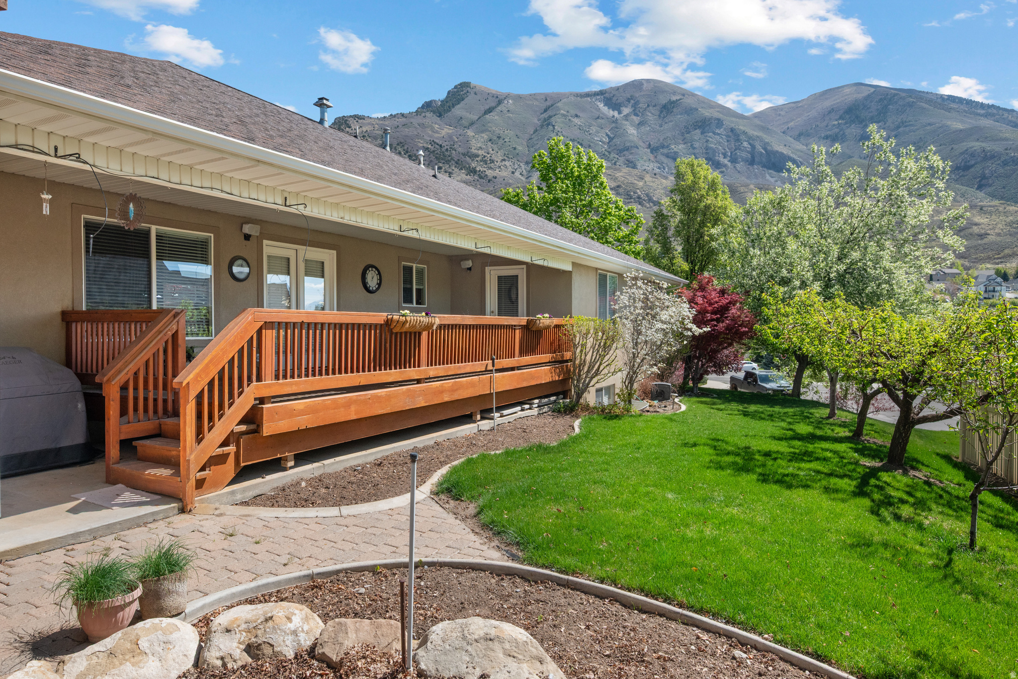 3957 W HONEY LOCUST LN