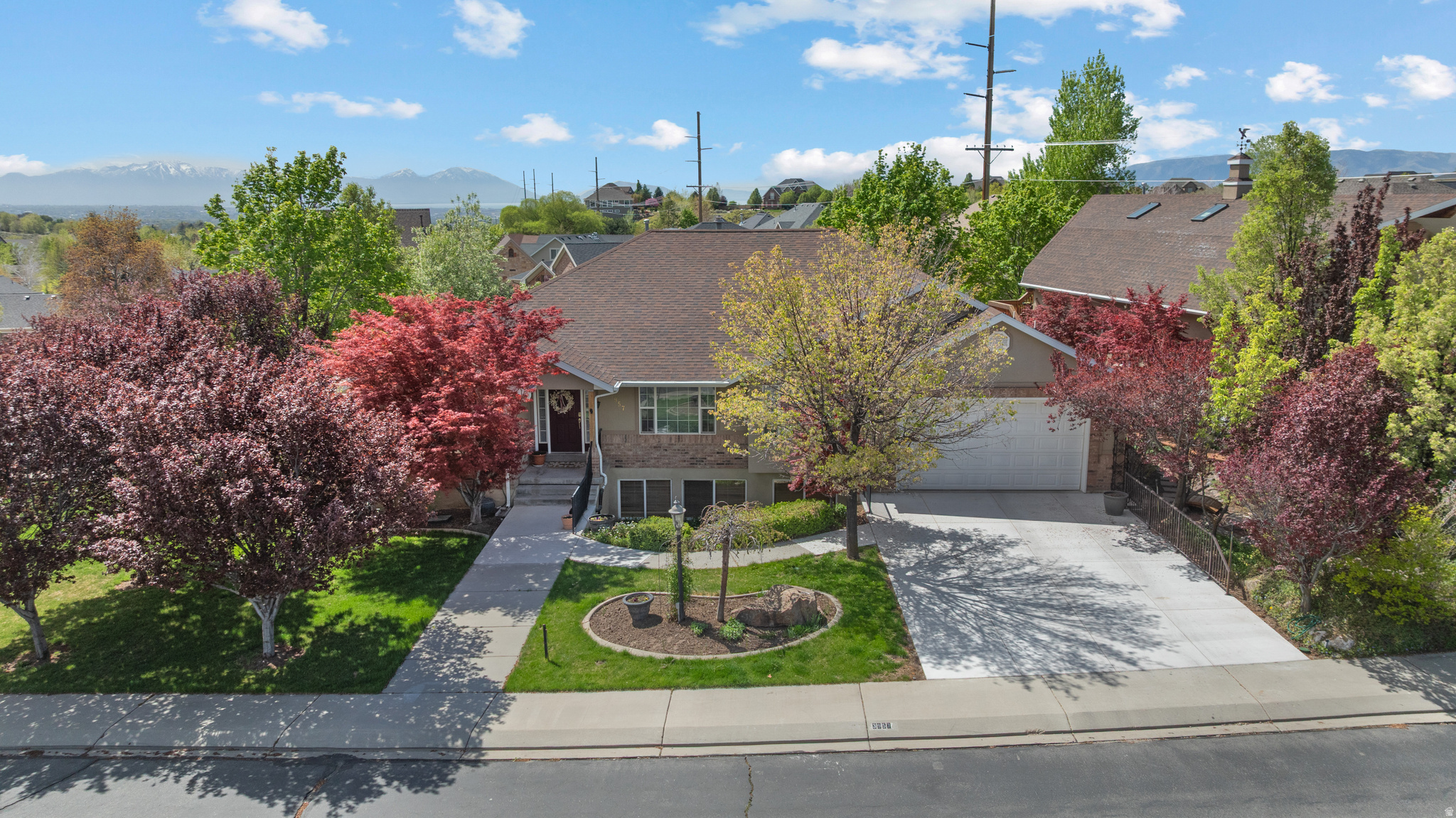 3957 W HONEY LOCUST LN