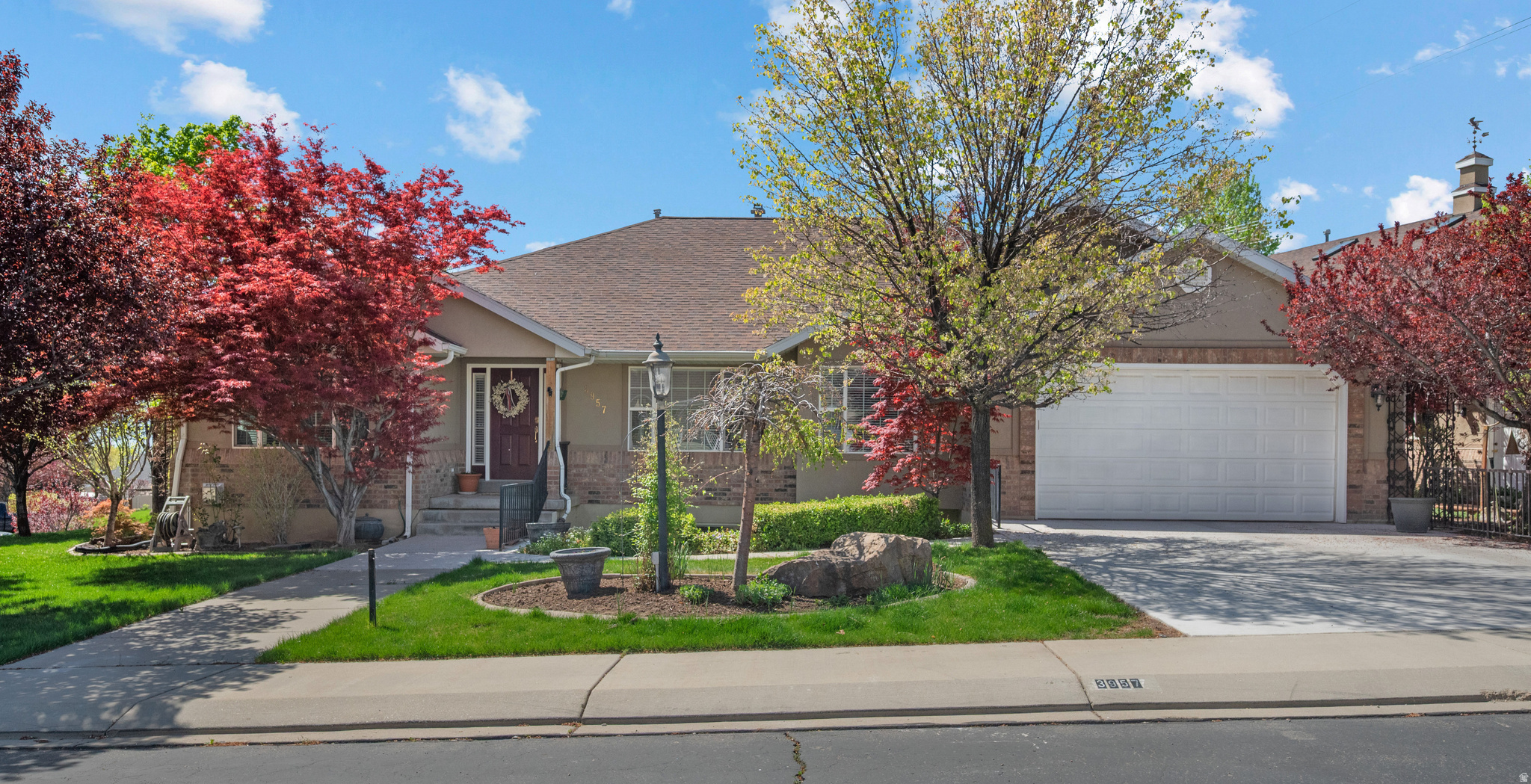 3957 W HONEY LOCUST LN