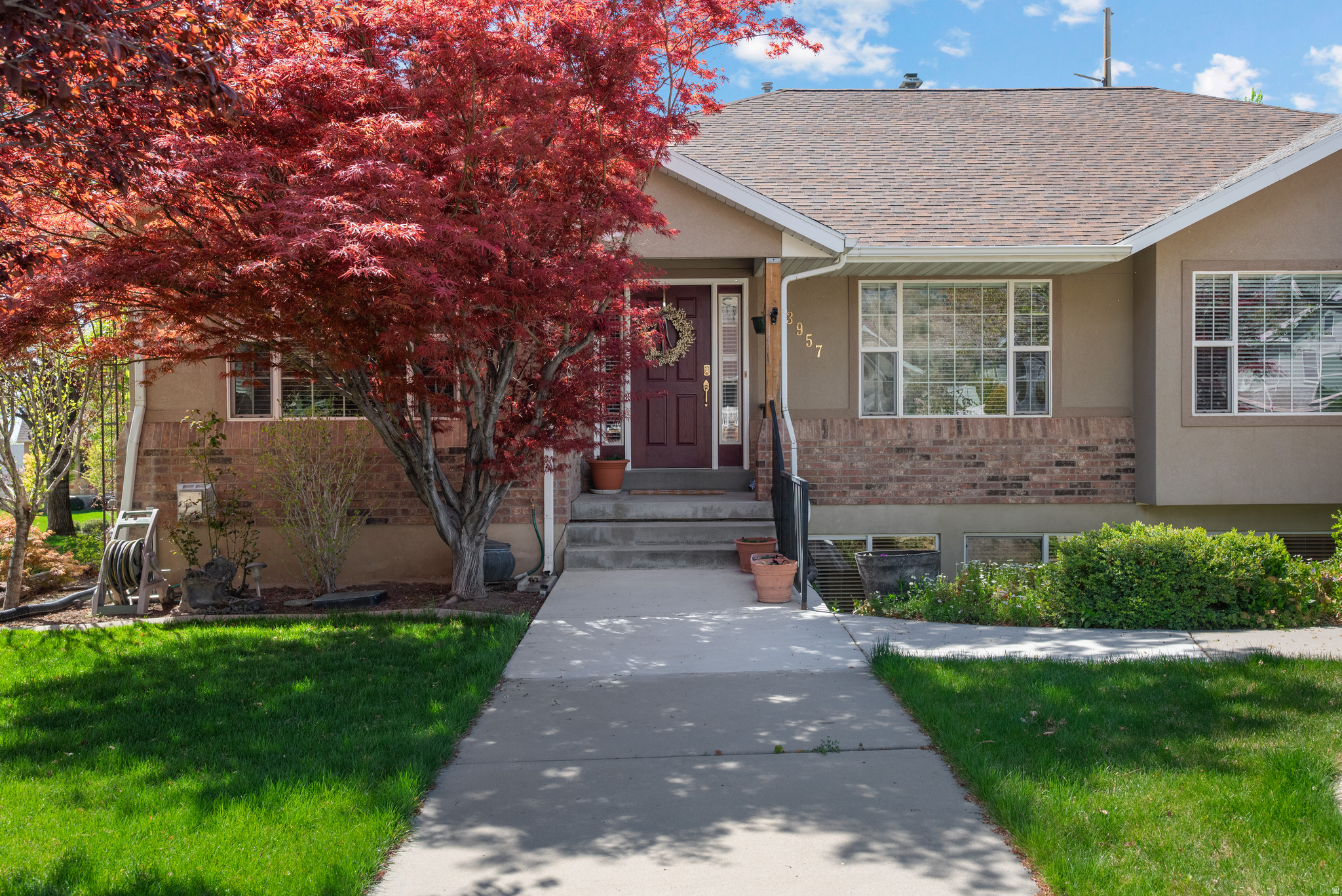 3957 W HONEY LOCUST LN