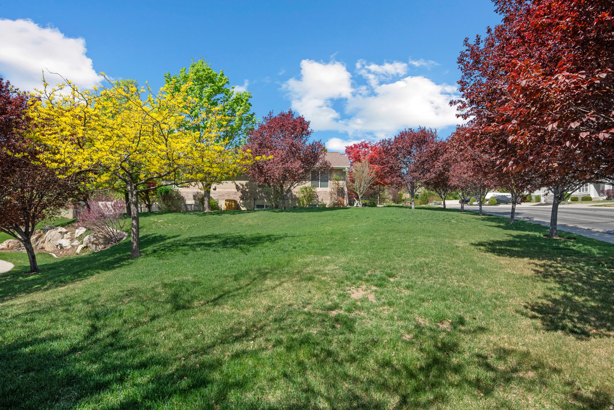 3957 W HONEY LOCUST LN