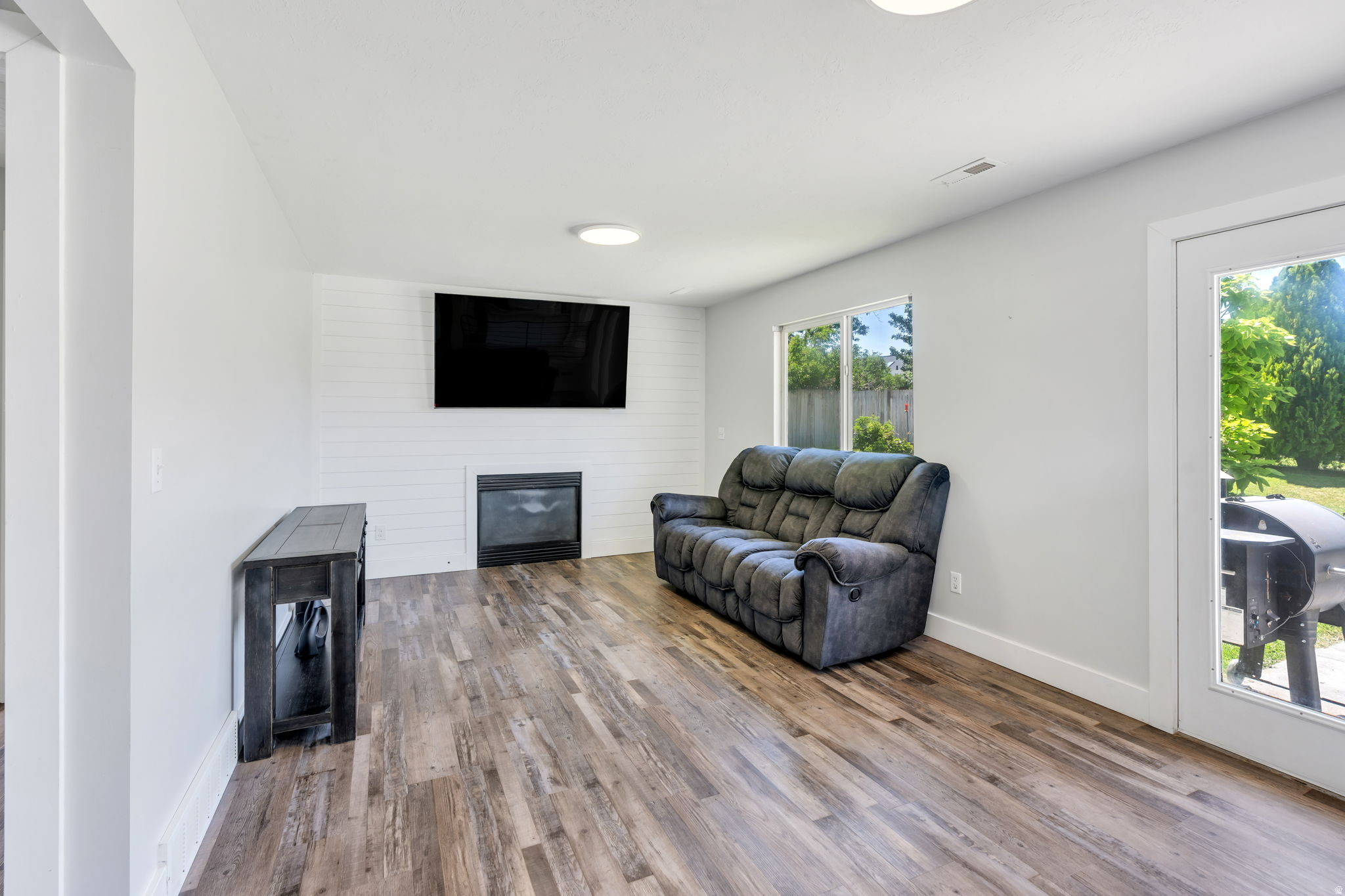 1225 W MATTHEWS WAY