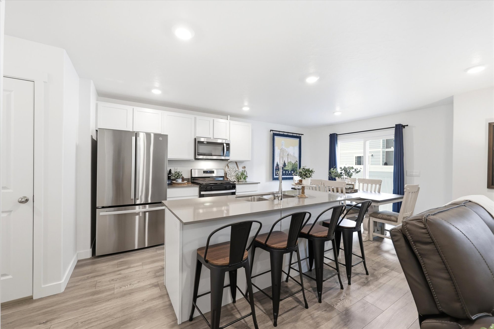 1123 W HIDDEN SPRING DR