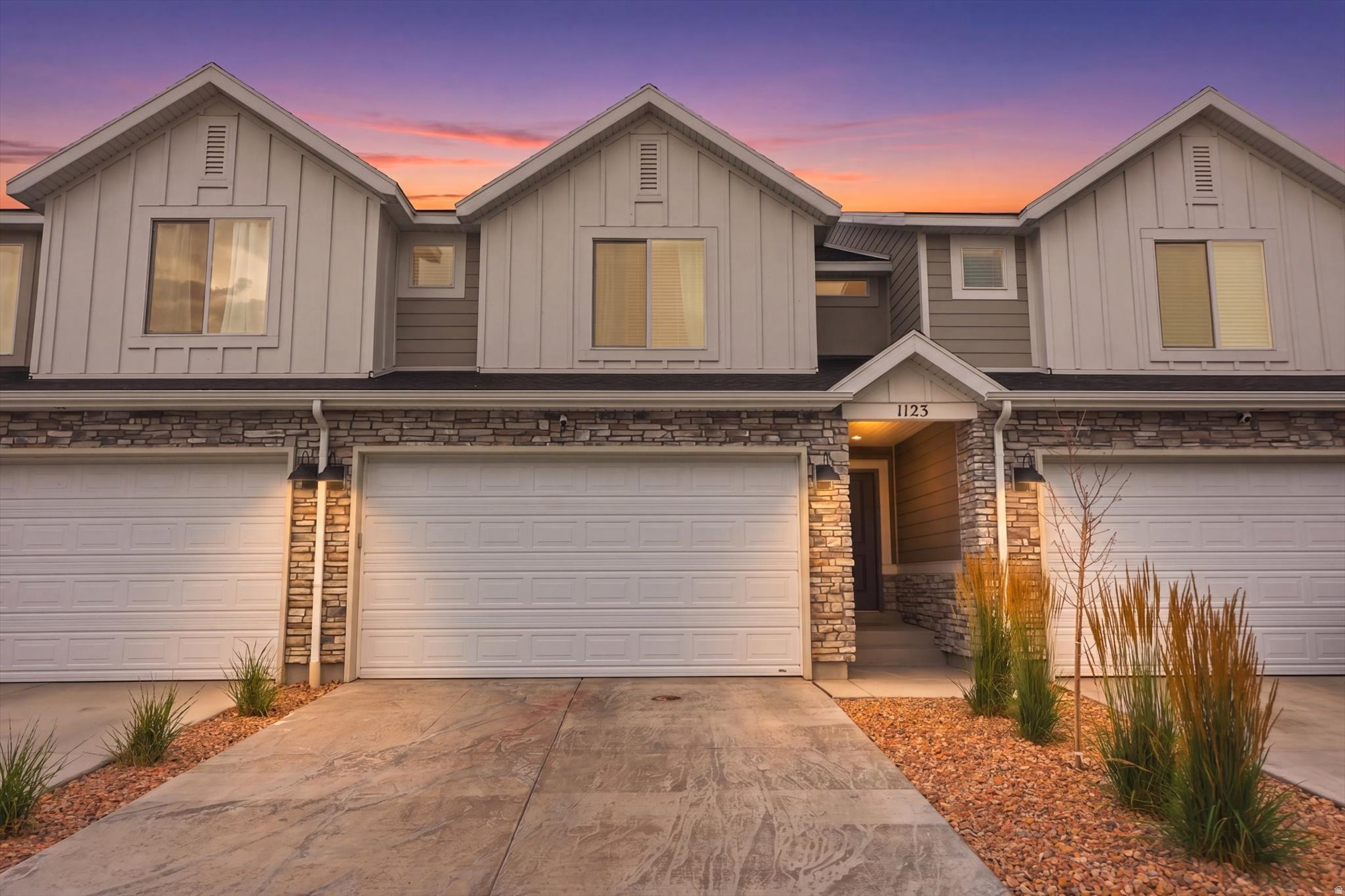 1123 W HIDDEN SPRING DR
