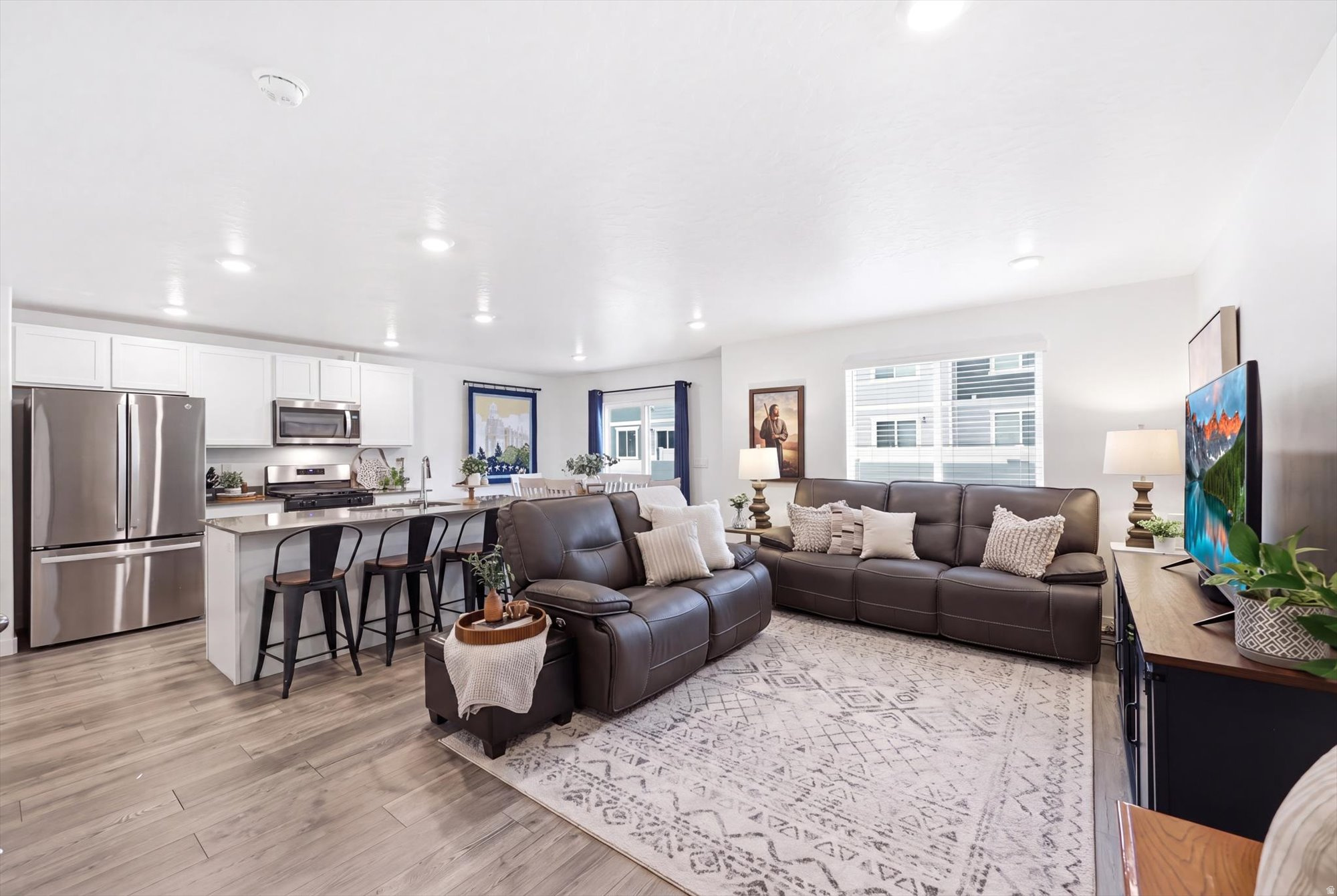 1123 W HIDDEN SPRING DR