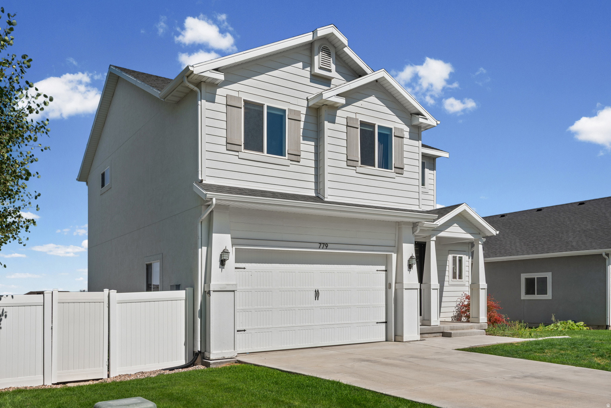 779 N STALLION DR