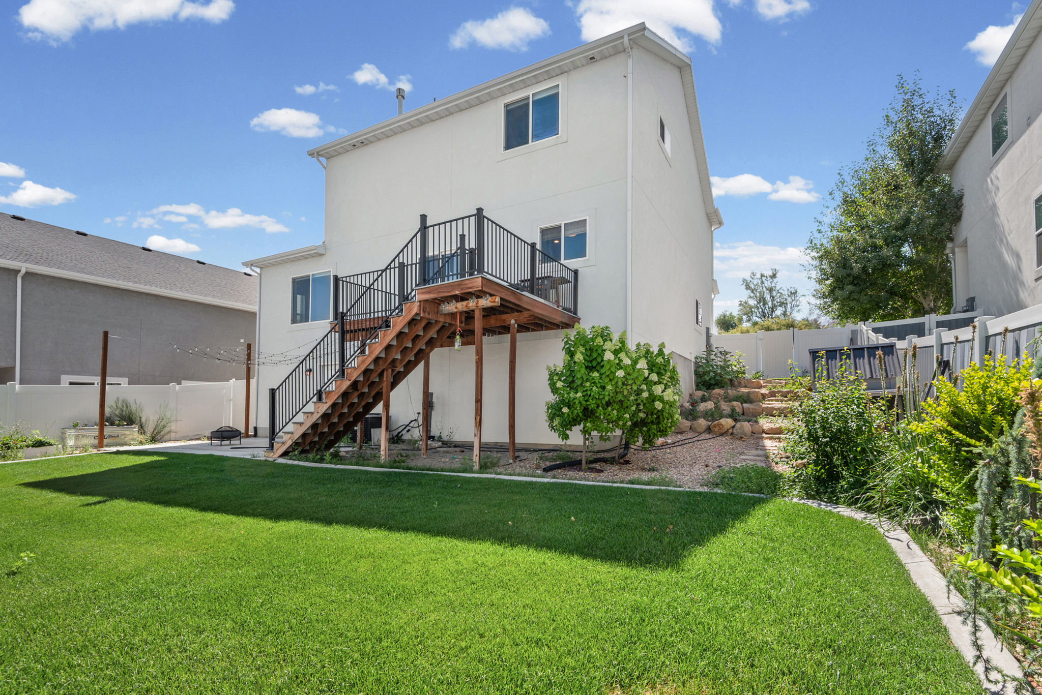 779 N STALLION DR