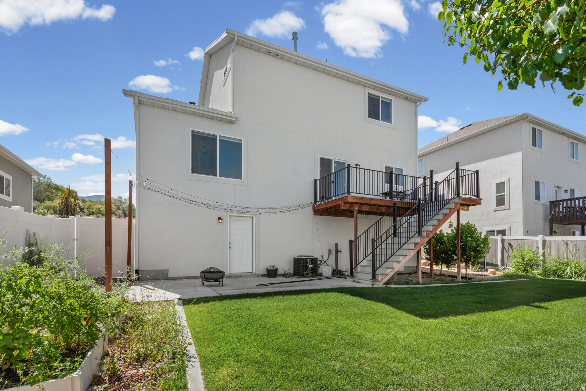 779 N STALLION DR