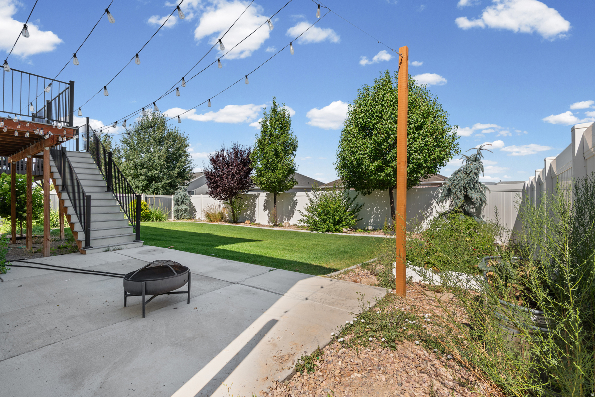 779 N STALLION DR
