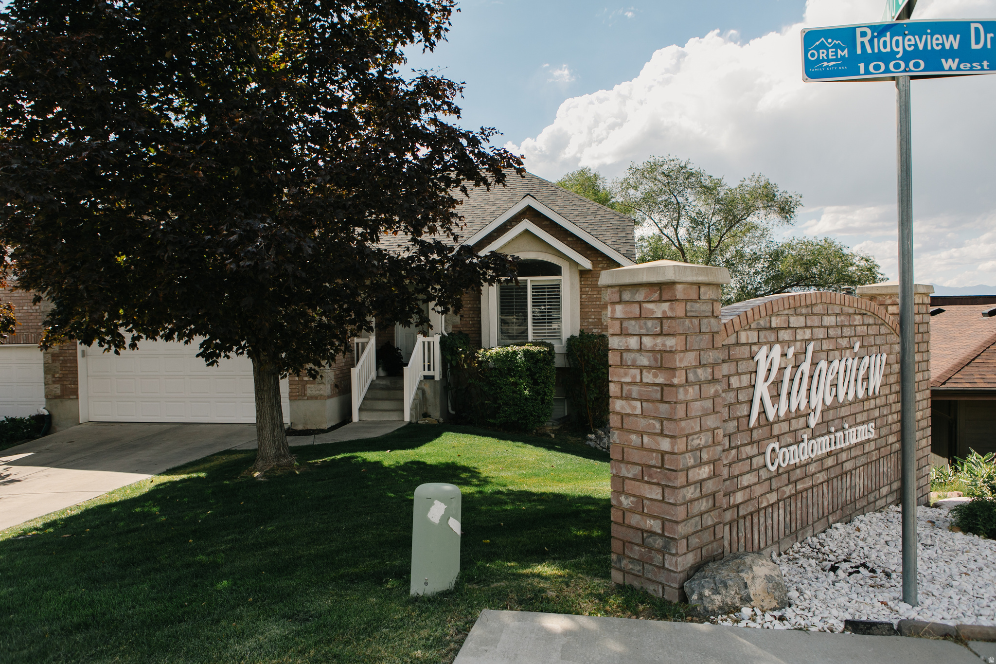 104 S RIDGEVIEW DR