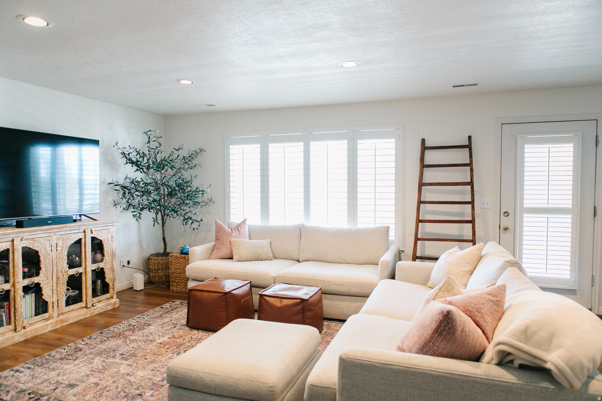 104 S RIDGEVIEW DR