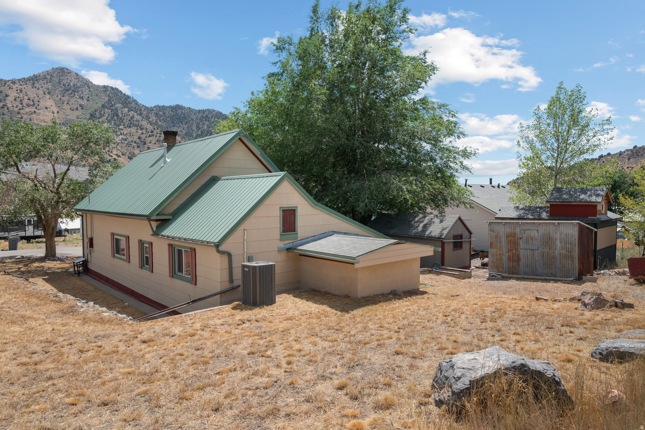 240 W LEADVILLE ROW