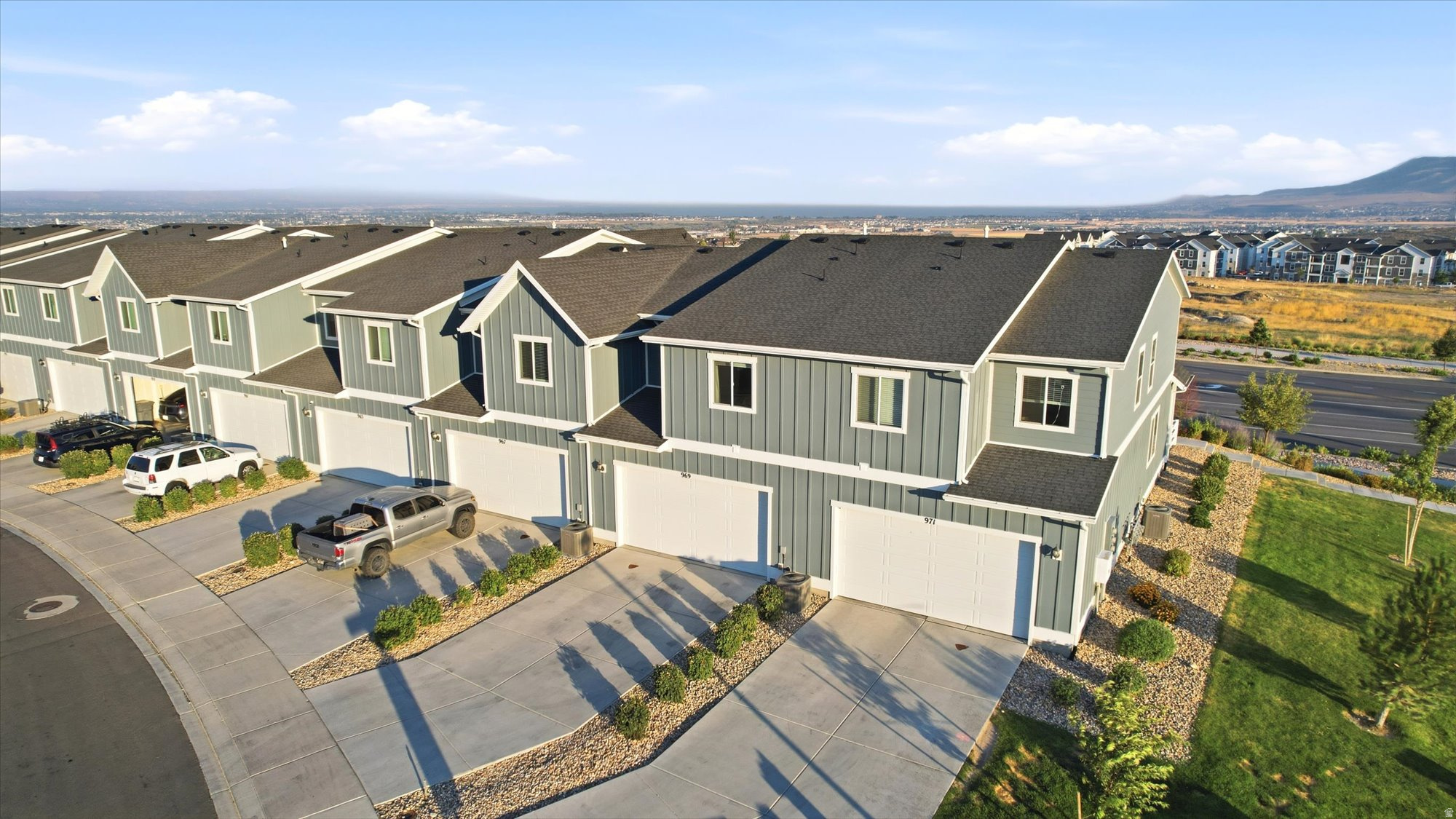 969 W SUNSPEAR DR