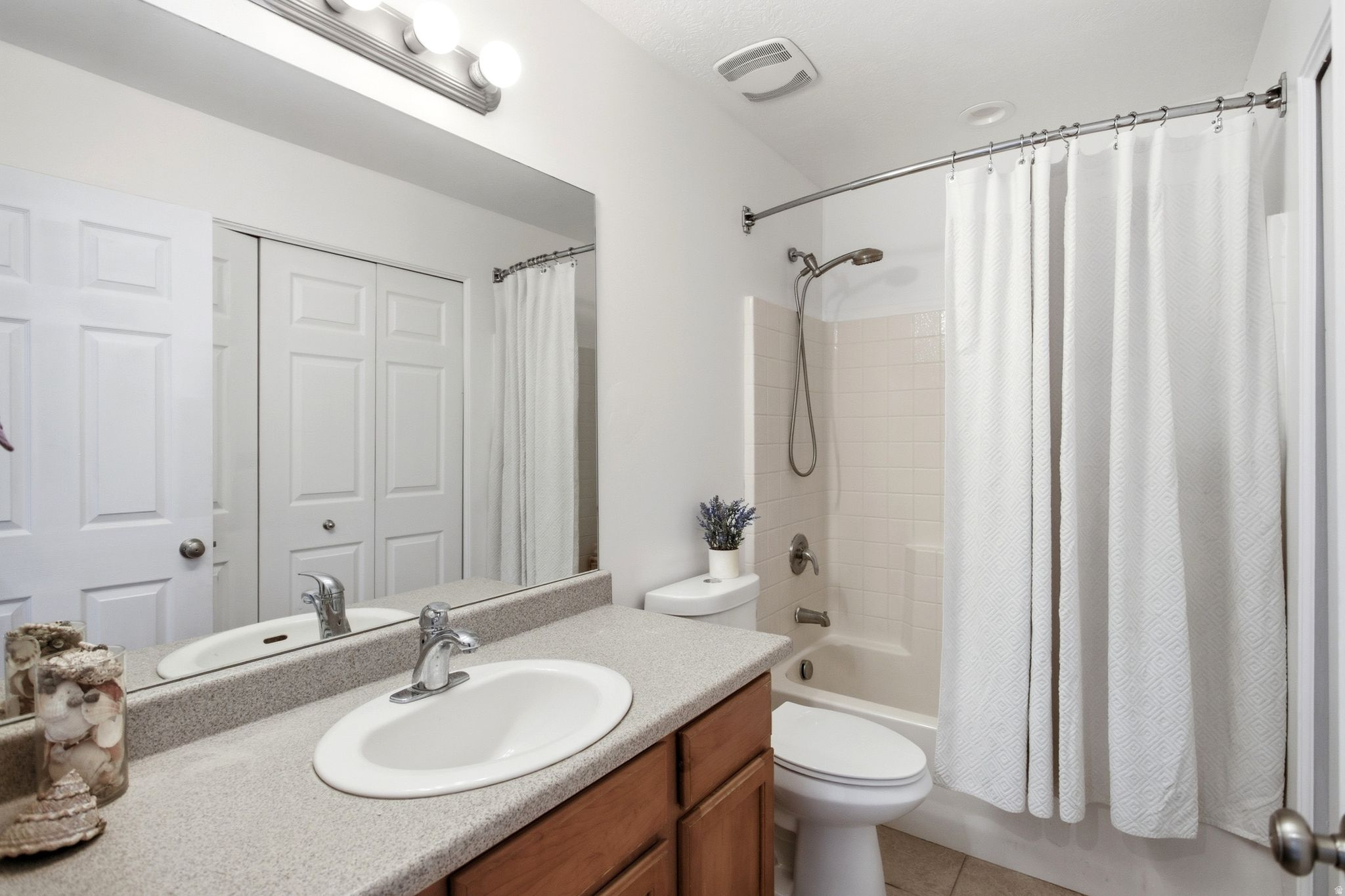 172 W ARUBA DR