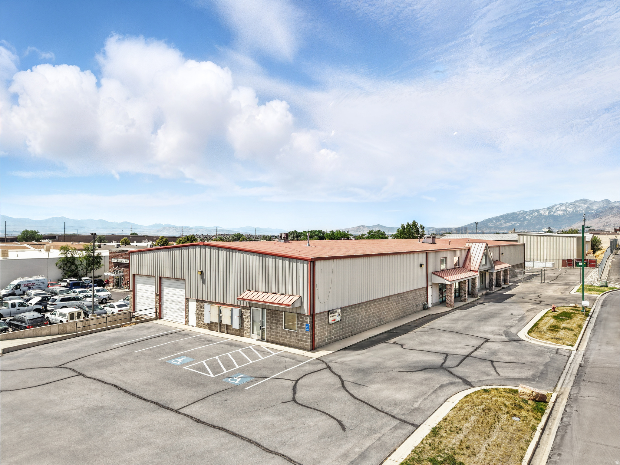 384 S COMMERCE LOOP