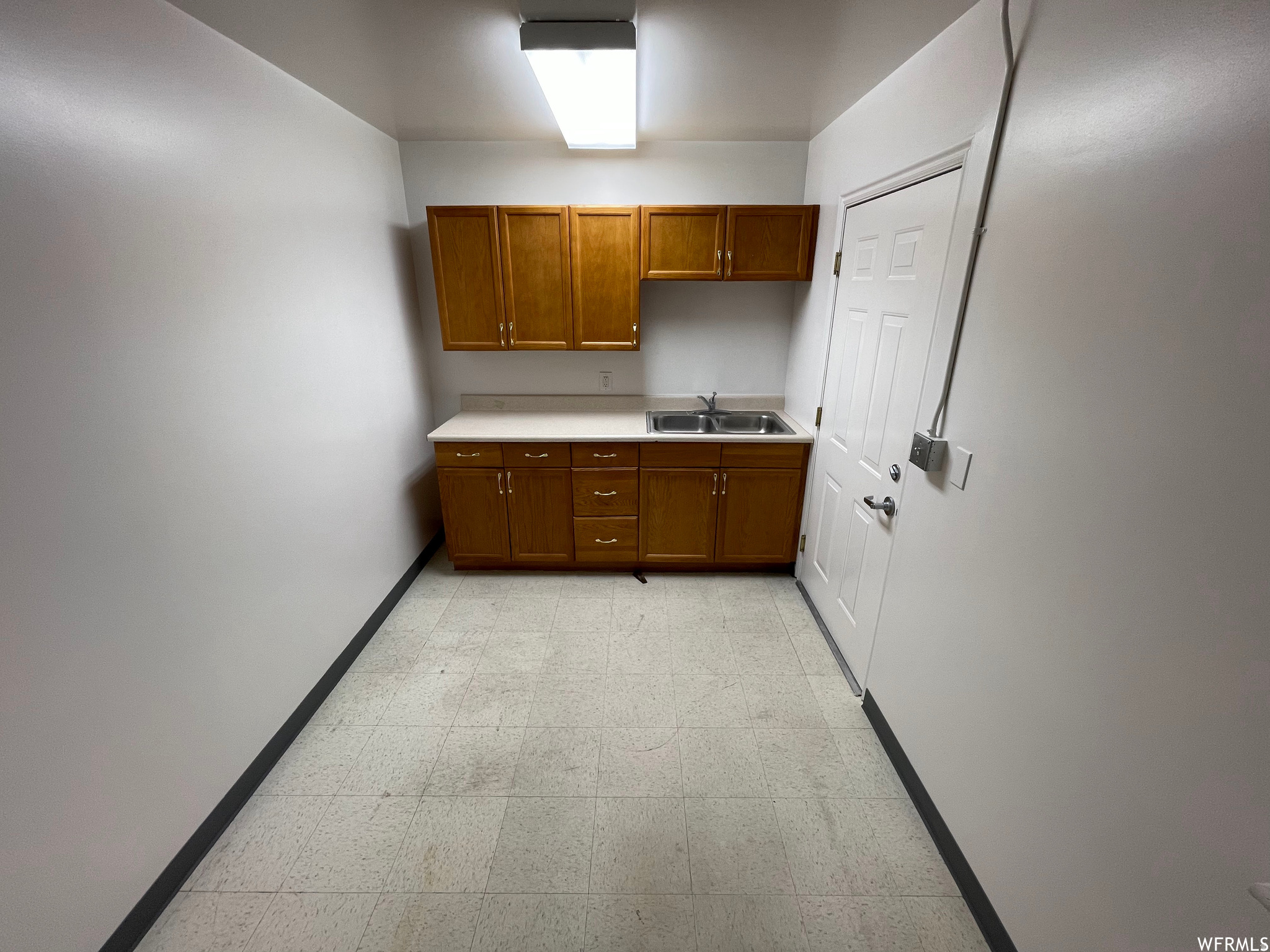 384 S COMMERCE LOOP